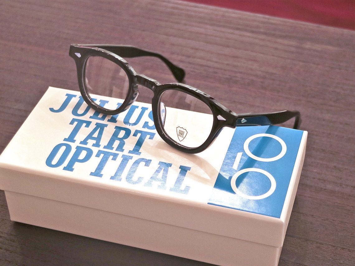 -【人気モデル入荷】
brand: JULIUS TART OPTICAL
mod: AR 44
col: Black
.
ニューヨークの古き良き50〜70年代の風合いを残しつつ、TART opticalの伝説的モデル"ARNEL"をリアルに再現した名作フレーム"AR"。
.
最高峰ジャパンメイドのアメリカン・クラシックとして造られている同モデルが入荷しております。
.
こちらはK-POPの域を越え、世界的な活躍を見せるグループBTS(@bts.bighitofficial )のメンバー、Vさん(thv)が着用したモデルとして話題です。
着用番組: 달려라 방탄! 
(英題: Run BTS!)
.
.
完売必至のモデルとなりますので、気になった方はぜひお早めにお試しください。
.
通信販売やご試着についてなど、お気軽にお問い合わせください。
.
.
.






#ボズュー麻布 
@beauxyeux_jiyugaoka