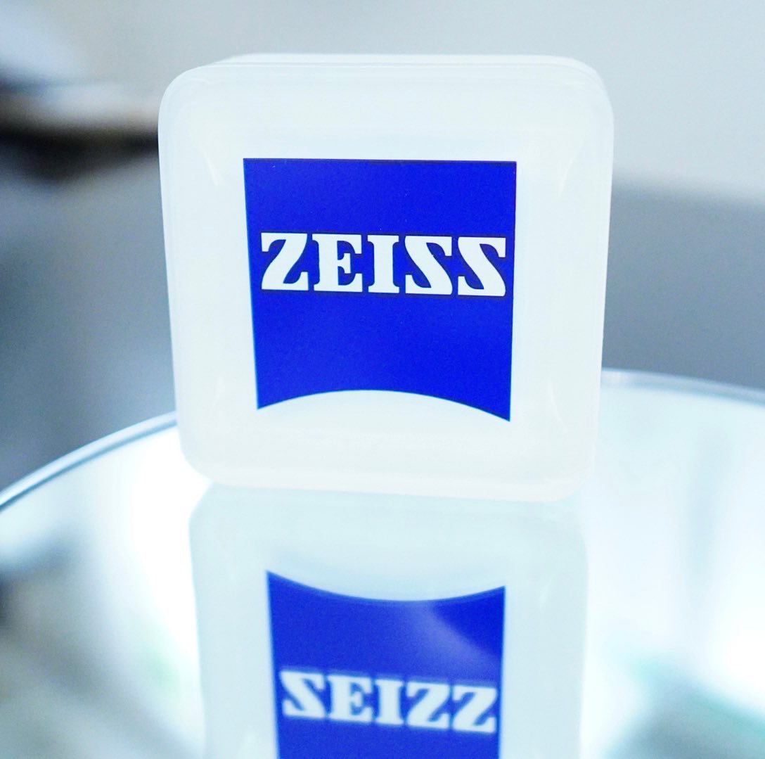 この度、自由が丘店ではカールツァイス社(ZEISS)のレンズのお取り扱いを開始しました！

カールツァイス社のレンズは、最先端のレンズ・アイ・システムという高精度技術を用いて作成されています。
ドイツにある世界最大規模のデータベースにある最新のデータを活用し、お客様の目の大きさによって動きが異なるということを踏まえて一つ一つオーダメイドのように作成していきます。

・レンズの特長
①薄型は標準装備(内面非球面)
②クリアな見え方
③ZEISSブランド刻印
④RUV(両面UVカット)、帯電防止、撥水コート、撥油コートが標準装備

また全てのレンズにギャランティーが付き、3ヶ月保証が付きます。

・強度数、強度乱視の方
・メガネでも裸眼に近い綺麗さで見たい方
・レンズの歪みが気になる方
には特にオススメしたいレンズとなっております。

ZEISS社のレンズが気になる方はお気軽にスタッフへお問い合わせ下さい。
ご説明させて頂きます！

商品に関するお問い合わせはDM、お電話、メールでも受付しておりますのでお気軽に問い合わせください。
︎shop data︎ 最寄り駅 自由が丘 正面口出口から歩いて約５分です。 住所 152-0035 東京都目黒区自由が丘1-16-13ヒルズ自由が丘1F ︎03-5731-6612 info＠beauxyeux.jp

#カールツァイス　 #カールツァイス社　 #カールツァイスレンズ　 #メガネレンズ　 #眼鏡レンズ　 #薄型レンズ　 #眼鏡店　 @beauxyeux_azabu