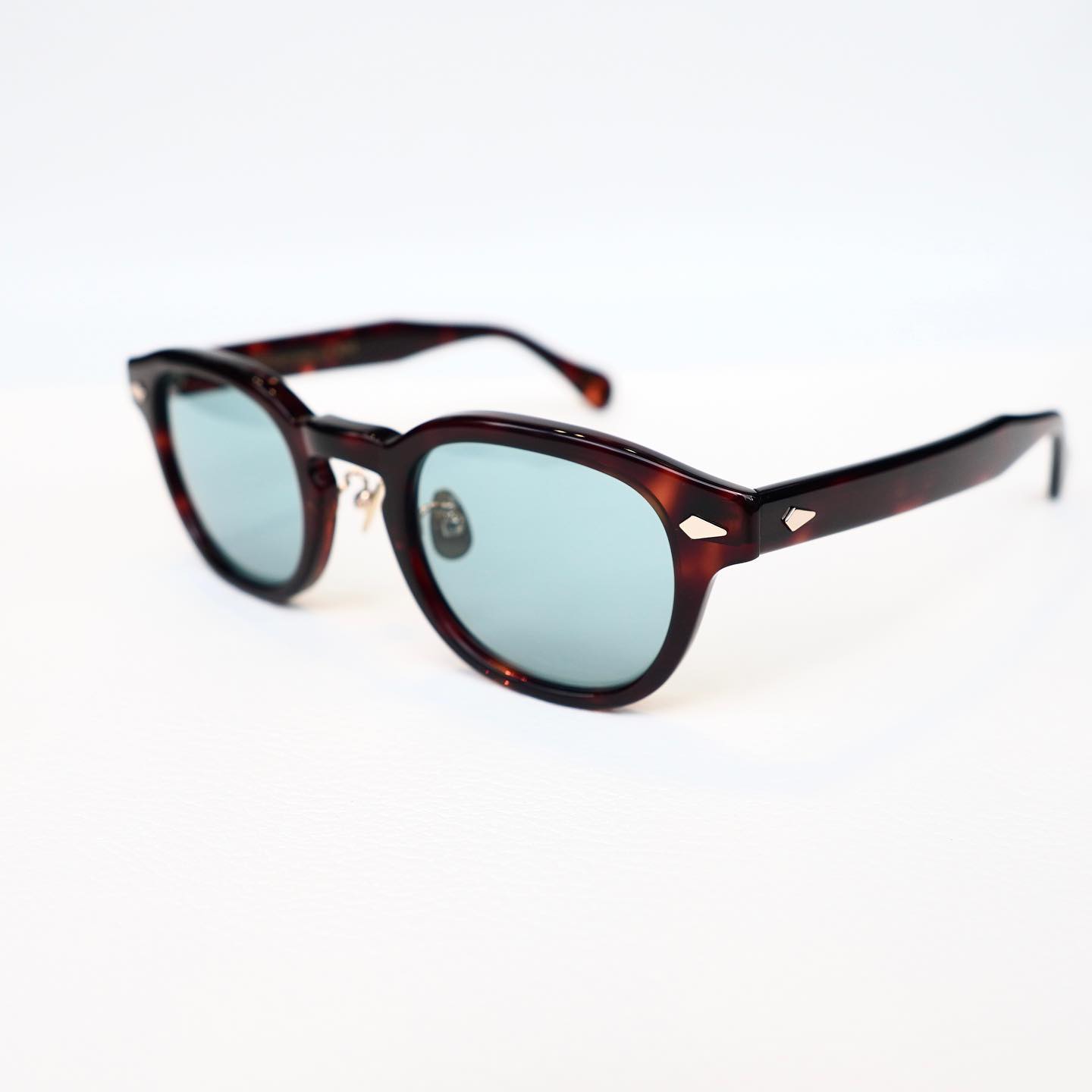 brand:MOSCOT
mod:LEMTOSH ジャパンリミテッド14
col. BURNT TORTOISE

 
● モスコット LEMTOSH Japan Limited 14 は、日本限定モデル第14弾目となるリリースです。
 ノーズパッドはクリングスアームに加え、鼻パッドにチタン素材を採用しているのも嬉しいポイント。  今回は、46,49サイズの2サイズ展開なので、掛けたい雰囲気や好みによっても合わせていただけます！

毎度ご好評を頂いてるジャパンリミテッド。
ぜひこの機会にご覧ください！

商品に関するお問い合わせはDM、お電話、メールでも受付しておりますのでお気軽に問い合わせください。

︎shop data︎
最寄り駅 自由が丘
正面口出口から歩いて約５分です。
住所 152-0035
東京都目黒区自由が丘1-16-13ヒルズ自由が丘1F
︎03-5731-6612
info＠beauxyeux.jp

#jacquesmariemage　  @beauxyeux_azabu