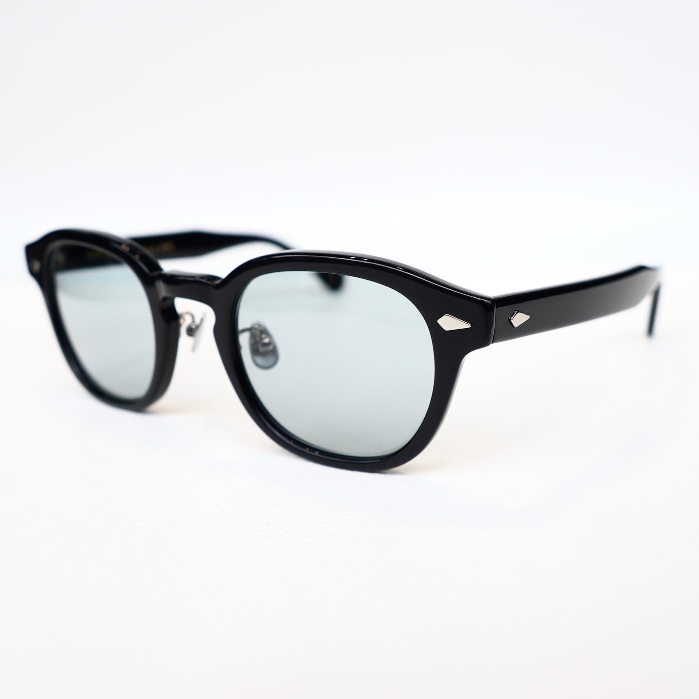 brand:MOSCOT
mod:LEMTOSH ジャパンリミテッド14
col. BKS

 
● モスコット LEMTOSH Japan Limited 14 は、日本限定モデル第14弾目となるリリースです。
 ノーズパッドはクリングスアームに加え、鼻パッドにチタン素材を採用しているのも嬉しいポイント。  今回は、46,49サイズの2サイズ展開なので、掛けたい雰囲気や好みによっても合わせていただけます！

毎度ご好評を頂いてるジャパンリミテッド。
ぜひこの機会にご覧ください！

商品に関するお問い合わせはDM、お電話、メールでも受付しておりますのでお気軽に問い合わせください。

︎shop data︎
最寄り駅 自由が丘
正面口出口から歩いて約５分です。
住所 152-0035
東京都目黒区自由が丘1-16-13ヒルズ自由が丘1F
︎03-5731-6612
info＠beauxyeux.jp

#jacquesmariemage　  @beauxyeux_azabu