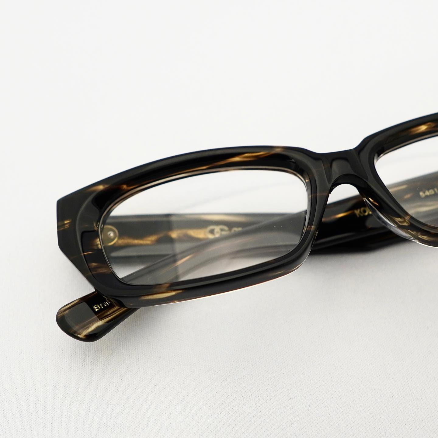 brand:Oliver Goldsmith
mod:KOLUS-S
col. Bracken

 
● KOLUS-Sは、フロントパーツに8mm厚のアセテート生地を用いて全体的にキレがありエッジを強く効かせたカッティング仕上げでまとめ上げたスクエアデザインの人気モデル『KOLUS(コーラス)』のフレーム上下幅をかなり狭くしたモデル。
かなりシャープな印象に仕上がっています。

フロントの正面を立体的に見せる「テレビジョンカット」を用いている点も大変魅力的です。

おしゃれのアクセントにも、日常使いにも、オススメの一本です！

是非お試しください。

商品に関するお問い合わせはDM、お電話、メールでも受付しておりますのでお気軽に問い合わせください。

︎shop data︎
最寄り駅 自由が丘
正面口出口から歩いて約５分です。
住所 152-0035
東京都目黒区自由が丘1-16-13ヒルズ自由が丘1F
︎03-5731-6612
info＠beauxyeux.jp

#jacquesmariemage　  @beauxyeux_azabu