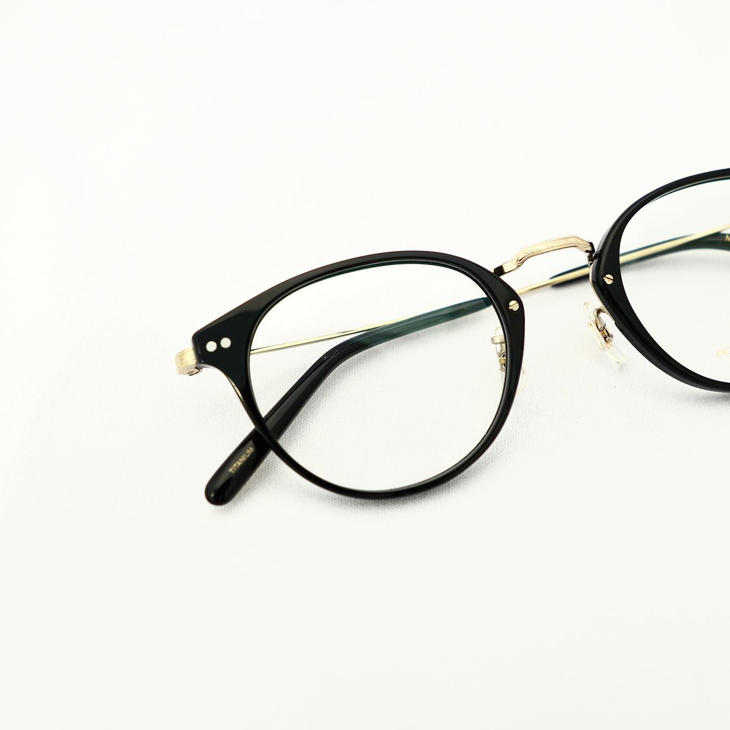 brand:OLIVER PEOPLES
mod: OV5423D CODEE
col:1005/1612
 
● CODEEは、縦幅を抑えたコンパクトなサイズ感のコンビネーションフレームです。

フロント、智、テンプルのメタルパーツには細かく彫金模様が施されておりヴィンテージの雰囲気が色濃く表現されています。

男女問わずお使いいただけるサイズ感とカラーリングが大変魅力的です。

こちらのモデルは、日本製となっております。

是非店頭にてご覧くださいませ。

商品に関するお問い合わせはDM、お電話、メールでも受付しておりますのでお気軽に問い合わせください。

︎shop data︎
最寄り駅 自由が丘
正面口出口から歩いて約５分です。
住所 152-0035
東京都目黒区自由が丘1-16-13ヒルズ自由が丘1F
︎03-5731-6612
info＠beauxyeux.jp

#jacquesmariemage　    #眼鏡店　
@beauxyeux_azabu