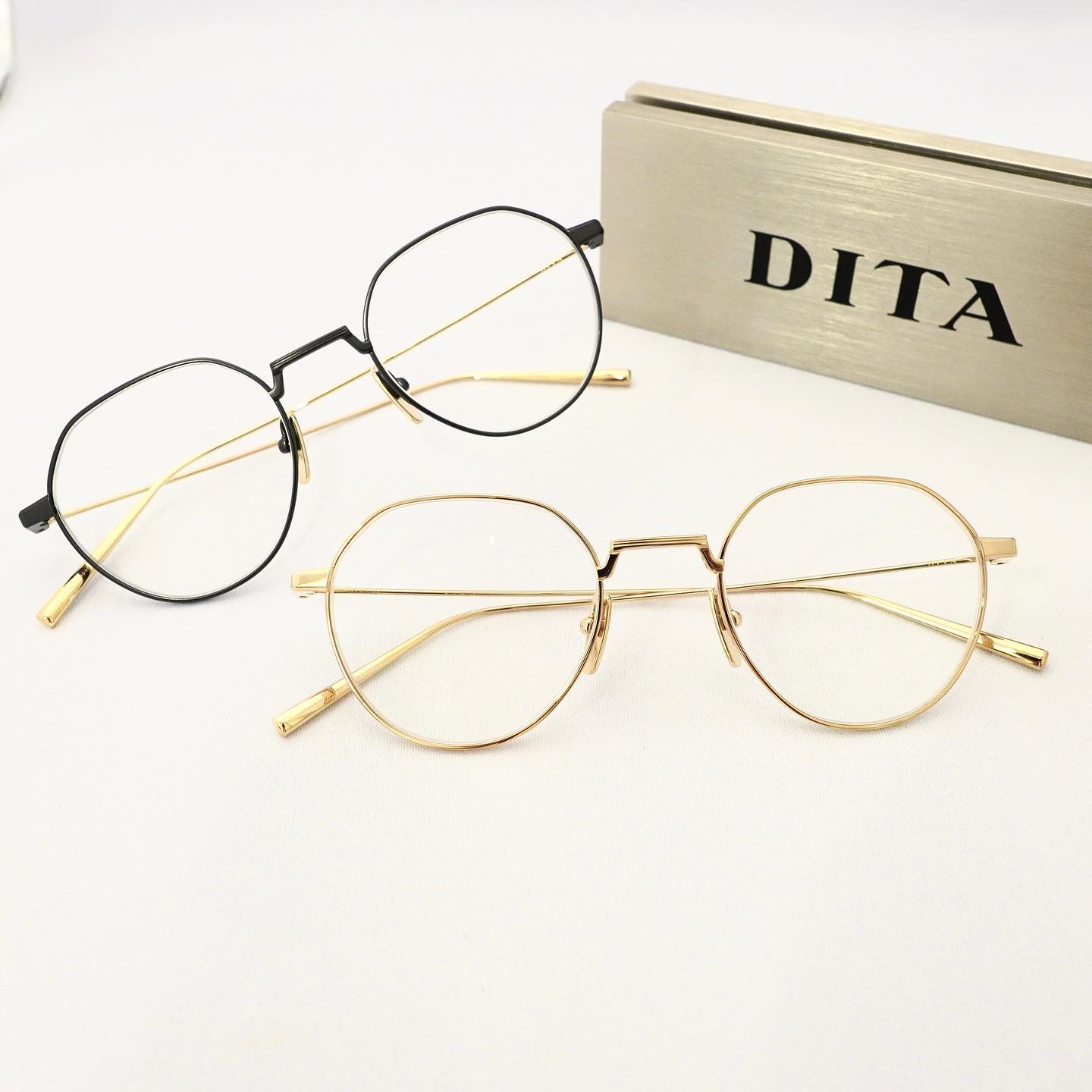 brand:DITA
mod:ARTOA.82
col:・SILVER W/CLEAR
 ・BLACK IRON-WHITE GOLD W/CLEAR
 
●ARTOA.82はフレンチクラシックの王道、クラウンパントシェイプのメタルアイウェアです。

DITAのアイコニックFLIGHTシリーズのシンプルで洗練されたフォルムを継承した“ARTOAシリーズ"の新作となっています。

洗練されたラインやリム側面に施されているラインの刻印、またテンプルエンドのエナメルパーツなど、上品で高級感溢れる仕様となっています。

性別問わずラグジュアリーに着用いただけます。
当店では、二色入荷しております！

是非店頭にてご覧くださいませ。

商品に関するお問い合わせはDM、お電話、メールでも受付しておりますのでお気軽に問い合わせください。

︎shop data︎
最寄り駅 自由が丘
正面口出口から歩いて約５分です。
住所 152-0035
東京都目黒区自由が丘1-16-13ヒルズ自由が丘1F
︎03-5731-6612
info＠beauxyeux.jp

#jacquesmariemage　    #眼鏡店　
@beauxyeux_azabu