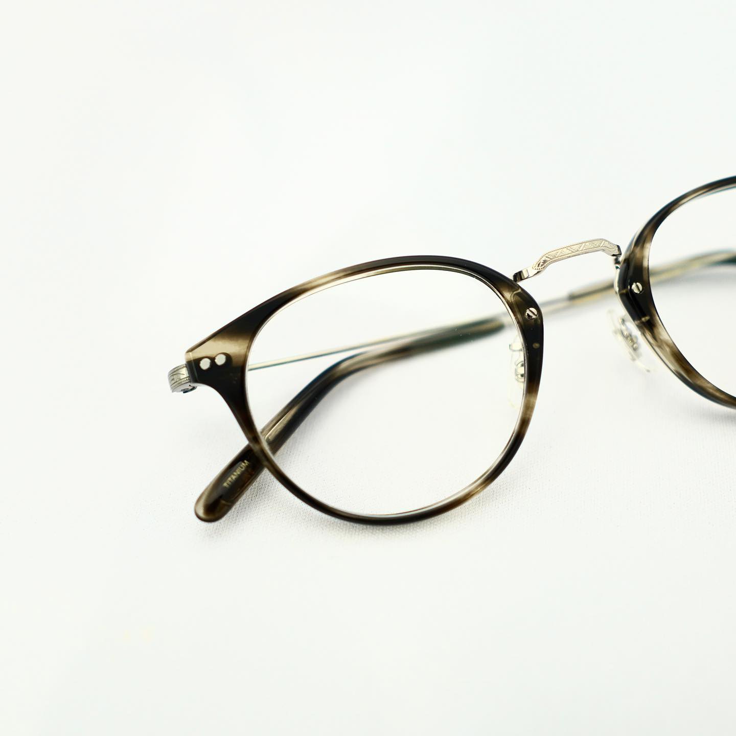 brand:OLIVER PEOPLES
mod: OV5423D CODEE
col:1005/1612
 
● CODEEは、縦幅を抑えたコンパクトなサイズ感のコンビネーションフレームです。

フロント、智、テンプルのメタルパーツには細かく彫金模様が施されておりヴィンテージの雰囲気が色濃く表現されています。

男女問わずお使いいただけるサイズ感とカラーリングが大変魅力的です。

こちらのモデルは、日本製となっております。

是非店頭にてご覧くださいませ。

商品に関するお問い合わせはDM、お電話、メールでも受付しておりますのでお気軽に問い合わせください。

︎shop data︎
最寄り駅 自由が丘
正面口出口から歩いて約５分です。
住所 152-0035
東京都目黒区自由が丘1-16-13ヒルズ自由が丘1F
︎03-5731-6612
info＠beauxyeux.jp

#jacquesmariemage　    #眼鏡店　
@beauxyeux_azabu