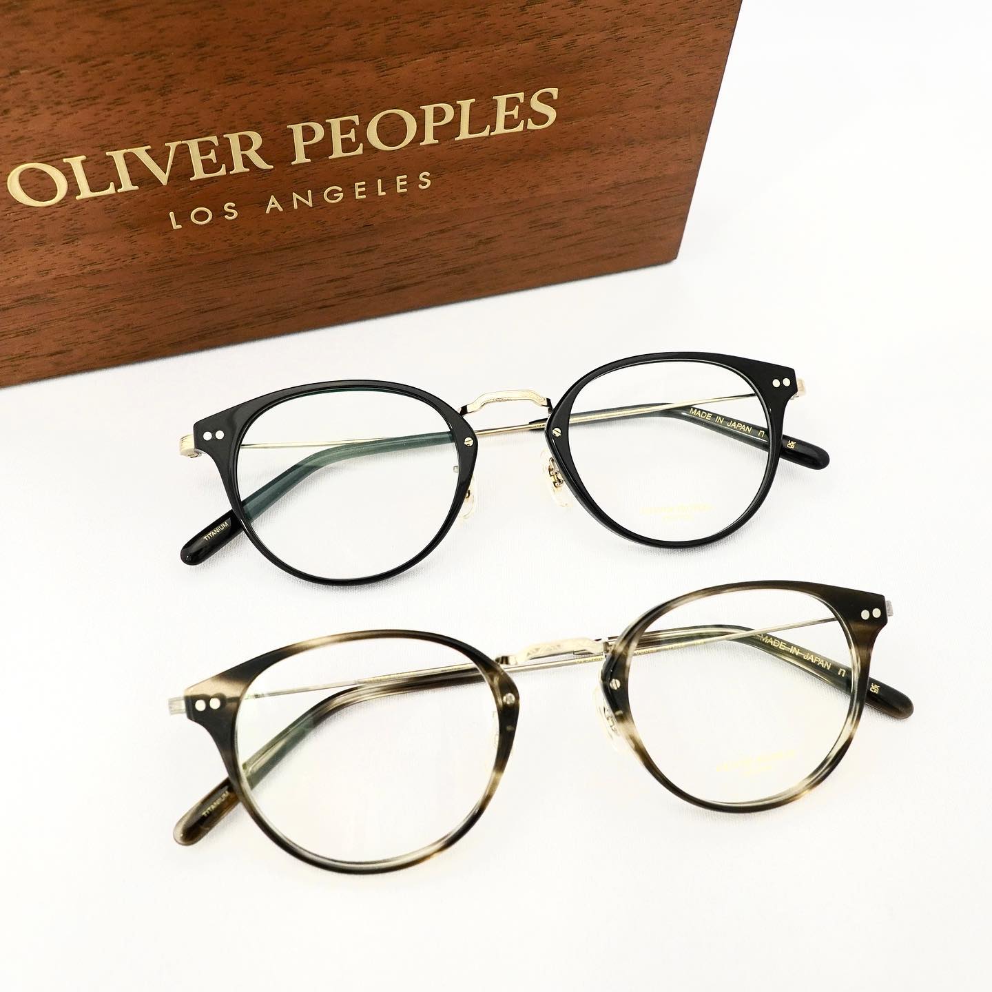 brand:OLIVER PEOPLES
mod: OV5423D CODEE
col:1005/1612
 
● CODEEは、縦幅を抑えたコンパクトなサイズ感のコンビネーションフレームです。

フロント、智、テンプルのメタルパーツには細かく彫金模様が施されておりヴィンテージの雰囲気が色濃く表現されています。

男女問わずお使いいただけるサイズ感とカラーリングが大変魅力的です。

こちらのモデルは、日本製となっております。

是非店頭にてご覧くださいませ。

商品に関するお問い合わせはDM、お電話、メールでも受付しておりますのでお気軽に問い合わせください。

︎shop data︎
最寄り駅 自由が丘
正面口出口から歩いて約５分です。
住所 152-0035
東京都目黒区自由が丘1-16-13ヒルズ自由が丘1F
︎03-5731-6612
info＠beauxyeux.jp

#jacquesmariemage　    #眼鏡店　
@beauxyeux_azabu