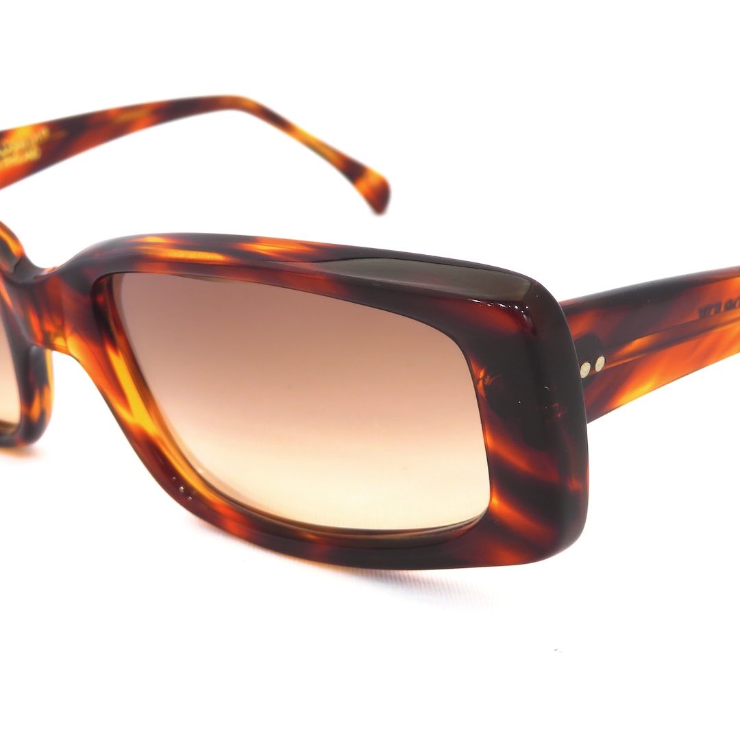 brand:OLIVER GOLDSMITH
mod:DREW
col.Orange Tortoise

英国老舗ブランド、オリバーゴールドスミスより希少な英国製ハンドメイドのサングラス『DREW』を入手しました！
1960〜1970年代当時のスタイル内では非常にシンプルなスクエアサングラスです。上下リムラインを斜めに吊り上げたフロントデザインからはライダーサングラスのようなキレのあるイメージをつくりながらも両端のテレビジョンカッティングによって絶妙な存在感を放ちます。

英国内の量産工場はすでに閉じていた2000年代初頭に少量生産されたものになります。
ファンだけでなくヴィンテージファッションやブリティッシュトラディショナル好きの方も要チェックです！

️SHOP INFOMATION️
店名:ボズュー自由が丘
最寄駅:自由が丘駅(東急東横線•大井町線)
正面口から徒歩で約5分です。
住所〒152-0035
東京都目黒区自由が丘1-16-13ヒルズ自由ヶ丘1F
 03-5731-6612
 info@beauxyeux.jp

We stocked, sunglasses "DREW" from the British eyewear brand Oliver Goldsmith since 1926. These are rare items that were handmade in England.

Very simple square sunglasses in the style of the 1960s and 1970s. The front design, with the upper and lower rim lines raised diagonally, creates a sharp image similar to rider sunglasses, while the television cut on both ends gives off an exquisite presence.

It was produced in small quantities in the early 2000s when the mass production factory in the UK had already closed.
OG fans but also for those who like vintage fashion and British traditional style.

️SHOP INFOMATION️
SHOP:BEAUXYEUX JIYUGAOKA
POST CODE:152-0035
1F Hills Jiyugaoka 1-16-13
Jiyugaoka Meguro-ku Tokyo JAPAN
 +813-5731-6612
 info@beauxyeux.jp


@olivergoldsmithsunglasses
@beauxyeux_jiyugaoka
@beauxyeux_azabu