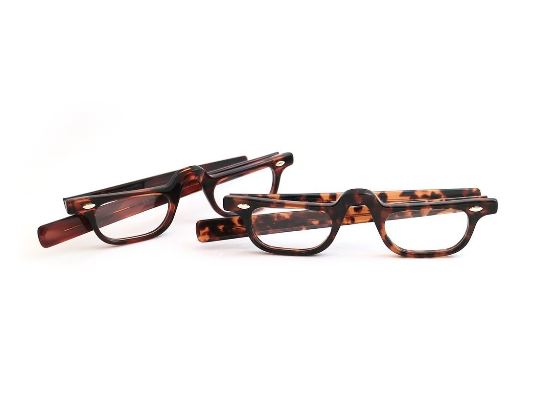 【イベント開催中】
brand: Julius Tart Optical
mod: HALF EYE
col: Tortoise , DemiAmber
.
現在当店にて開催中のイベント
"Julius Tart Opticalコレクションフェア"
1/21までの期間限定にて開催しております。
.
人気定番モデルなどをはじめ、ブランドの魅力を存分に味わえる圧倒的な商品群から、自分に合った一本を見つけることができる、貴重なイベントとなっております。
.
本日ご紹介のモデルはリーディンググラス用のモデル"HALF EYE"。

TART社で60年代に製造されたモデルの復刻品。
.
小ぶりなレンズにせり出したブリッジ形状。
これは鼻先に載せるためのもの。
.
掛け外しを考慮したストレートテンプルや折りたたみのスマートさもあってか、限定的な用途ながら、ファンの多いモデルです。
.
この機会にぜひ当店へご来店ください。
詳しくは当店webページをご確認ください。
.
.
︎shop data︎
::: ボズュー麻布 :::
最寄り駅 麻布十番駅
5b出口から徒歩約1分
住所 106-0045
東京都港区麻布十番1-10-12須田ビル1F
︎03-6230-9983
azabu@beauxyeux.jp
.

#ボズュー麻布 
@beauxyeux_jiyugaoka