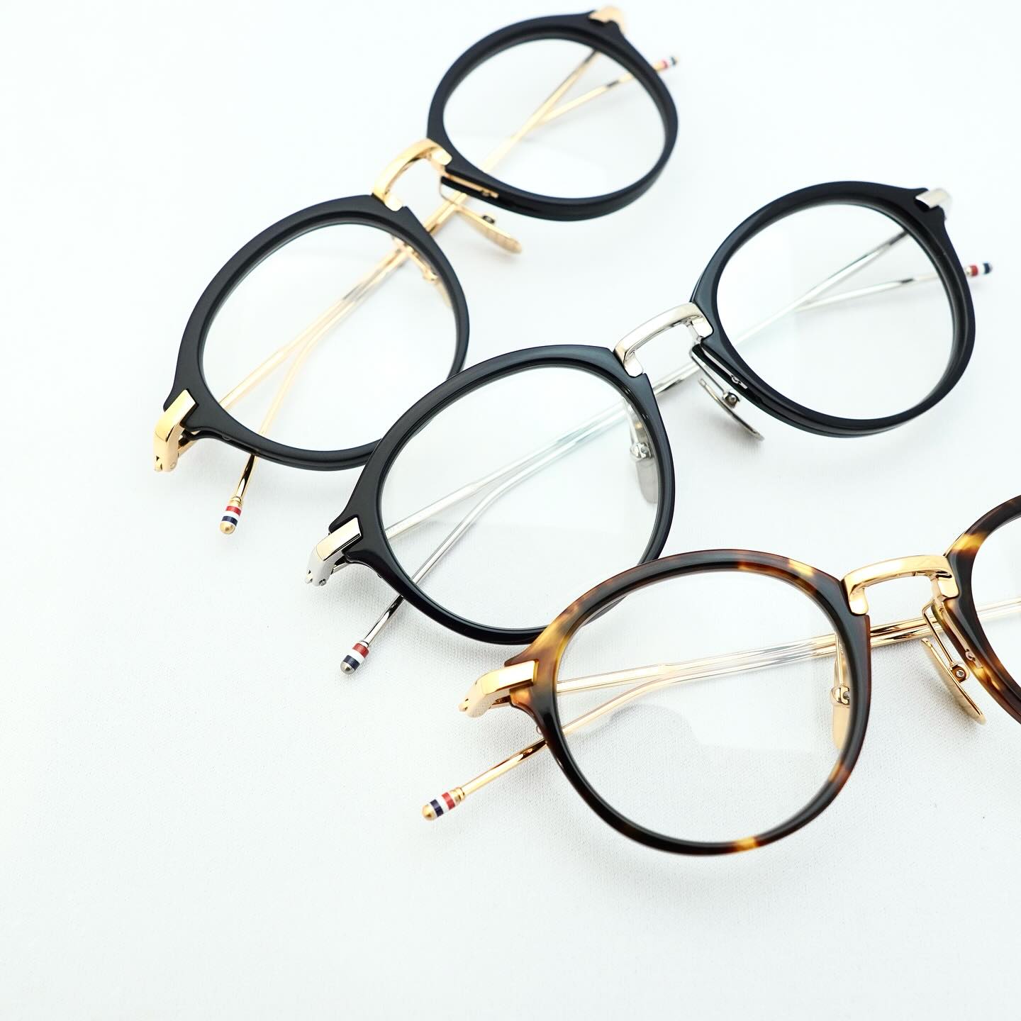 brand: THOM BROWNE
mod:UEO011A

入荷までお問い合わせもたくさんいただいておりました待望の大人気モデルがTHOMBROWNEより入荷いたしました！

UEO011Aは、以前『TB011』としてリリースされていたモデル。
【matt black/gold】と【black/silver】は、49size。
【honytortoise/gold】は46sizeの入荷となっております。

テンプルエンドのトリコロールチップは、耐久性が上がった点も嬉しいポイントです。

他のモデルも入荷しておりますので、随時インスタグラムにてご紹介させて頂きます。

店頭では他モデルの入荷商品もご案内させていただいておりますので是非ご来店くださいませ。

商品に関するお問い合わせはDM、お電話、メールでも受付しておりますのでお気軽に問い合わせください。

︎shop data︎
最寄り駅 自由が丘
正面口出口から歩いて約５分です。
住所 152-0035
東京都目黒区自由が丘1-16-13ヒルズ自由が丘1F
︎03-5731-6612
info＠beauxyeux.jp

The long-awaited and very popular model, which we received many inquiries about until its arrival, is now in stock from THOMBROWNE!

UEO011A is a model that was previously released as "TB011".
[matt black/gold] and [black/silver] are size 49.
[honytortoise/gold] is now in stock in size 46.

The tricolor tip at the temple end is also great for its increased durability.

We have other models in stock, so we will introduce them on Instagram from time to time.

We also have other models in stock at our store, so please come and visit us.

For inquiries regarding products, please feel free to contact us by DM, phone, or email.

︎ shop information︎
SHOP beauxyeux Jiyugaoka
ZIPCODE 152-0035
1F Hills Jiyugaoka 1-16-13
Jiyugaoka Meguro-ku Tokyo JAPAN
︎+81-35731-6612
info@beauxyeux.jp

#jacquesmariemage　      #眼鏡店　
@beauxyeux_azabu
@beauxyeux_jiyugaoka 
@thombrowne