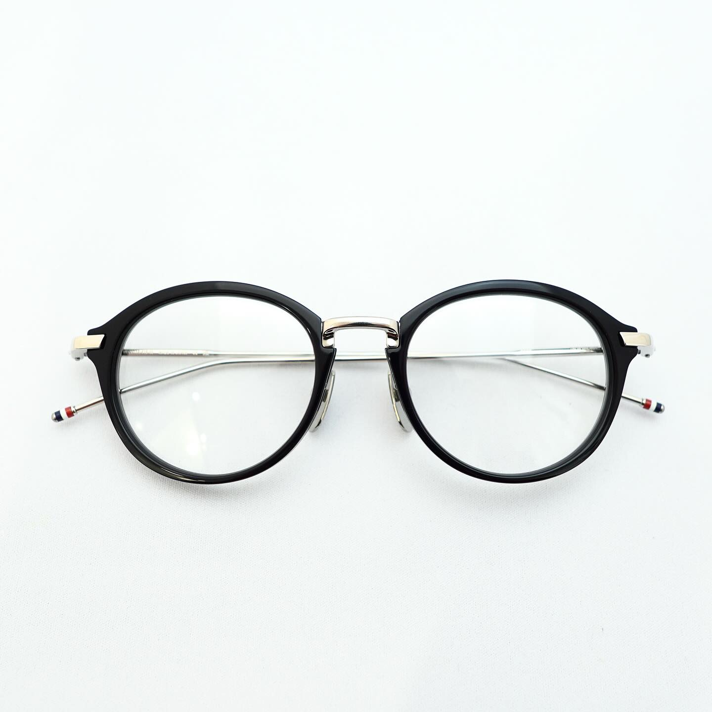 brand: THOM BROWNE
mod:UEO011A

入荷までお問い合わせもたくさんいただいておりました待望の大人気モデルがTHOMBROWNEより入荷いたしました！

UEO011Aは、以前『TB011』としてリリースされていたモデル。
【matt black/gold】と【black/silver】は、49size。
【honytortoise/gold】は46sizeの入荷となっております。

テンプルエンドのトリコロールチップは、耐久性が上がった点も嬉しいポイントです。

他のモデルも入荷しておりますので、随時インスタグラムにてご紹介させて頂きます。

店頭では他モデルの入荷商品もご案内させていただいておりますので是非ご来店くださいませ。

商品に関するお問い合わせはDM、お電話、メールでも受付しておりますのでお気軽に問い合わせください。

︎shop data︎
最寄り駅 自由が丘
正面口出口から歩いて約５分です。
住所 152-0035
東京都目黒区自由が丘1-16-13ヒルズ自由が丘1F
︎03-5731-6612
info＠beauxyeux.jp

The long-awaited and very popular model, which we received many inquiries about until its arrival, is now in stock from THOMBROWNE!

UEO011A is a model that was previously released as "TB011".
[matt black/gold] and [black/silver] are size 49.
[honytortoise/gold] is now in stock in size 46.

The tricolor tip at the temple end is also great for its increased durability.

We have other models in stock, so we will introduce them on Instagram from time to time.

We also have other models in stock at our store, so please come and visit us.

For inquiries regarding products, please feel free to contact us by DM, phone, or email.

︎ shop information︎
SHOP beauxyeux Jiyugaoka
ZIPCODE 152-0035
1F Hills Jiyugaoka 1-16-13
Jiyugaoka Meguro-ku Tokyo JAPAN
︎+81-35731-6612
info@beauxyeux.jp

#jacquesmariemage　      #眼鏡店　
@beauxyeux_azabu
@beauxyeux_jiyugaoka 
@thombrowne