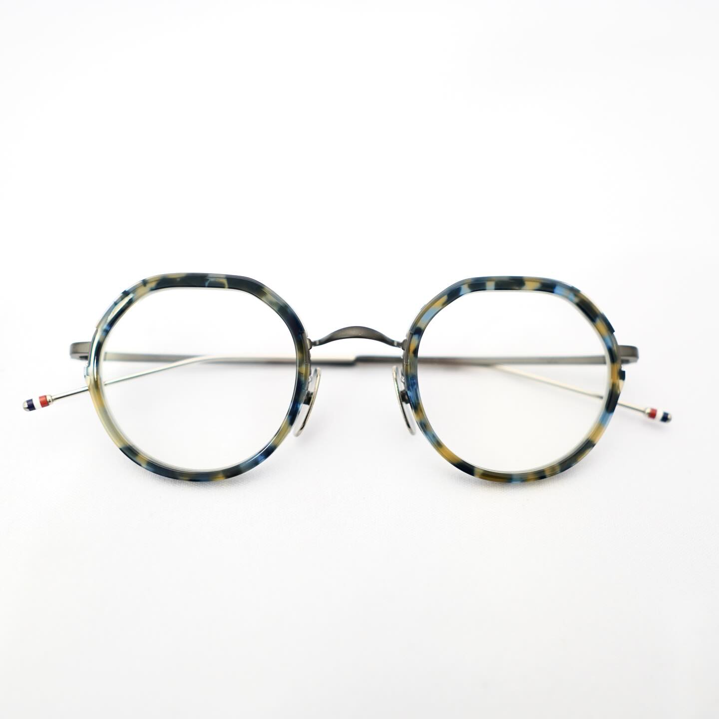 brand:THOM BROWNE
mod:UEO911A
col:416(Navy  Melange Tortoise)

THOM BROWNEから人気モデルが入荷してきました！

ネイビーのべっ甲柄にガンメタルのチタンを掛け合わせたコンビネーションフレームです。

小ぶりなレンズシェイプですのでお顔の小さい方や女性のお客様にもおすすめです。

是非店頭でお試しください！

商品に関するお問い合わせはDM、お電話、メールでも受付しておりますのでお気軽に問い合わせください。

︎shop data︎
最寄り駅 自由が丘
正面口出口から歩いて約５分です。
住所 152-0035
東京都目黒区自由が丘1-16-13ヒルズ自由が丘1F
︎03-5731-6612
info＠beauxyeux.jp

Popular models have arrived from THOM BROWNE!

A combination frame with a navy tortoiseshell pattern and gunmetal titanium.

The small lens shape makes it recommended for people with small faces and for women.

Please try it in store!

For inquiries regarding products, please feel free to contact us by DM, phone, or email.

︎ shop information︎
SHOP beauxyeux Jiyugaoka
ZIPCODE 152-0035
1F Hills Jiyugaoka 1-16-13
Jiyugaoka Meguro-ku Tokyo JAPAN
︎+81-35731-6612
info@beauxyeux.jp

     #眼鏡店　
@beauxyeux_azabu
@beauxyeux_jiyugaoka 
@thombrowne