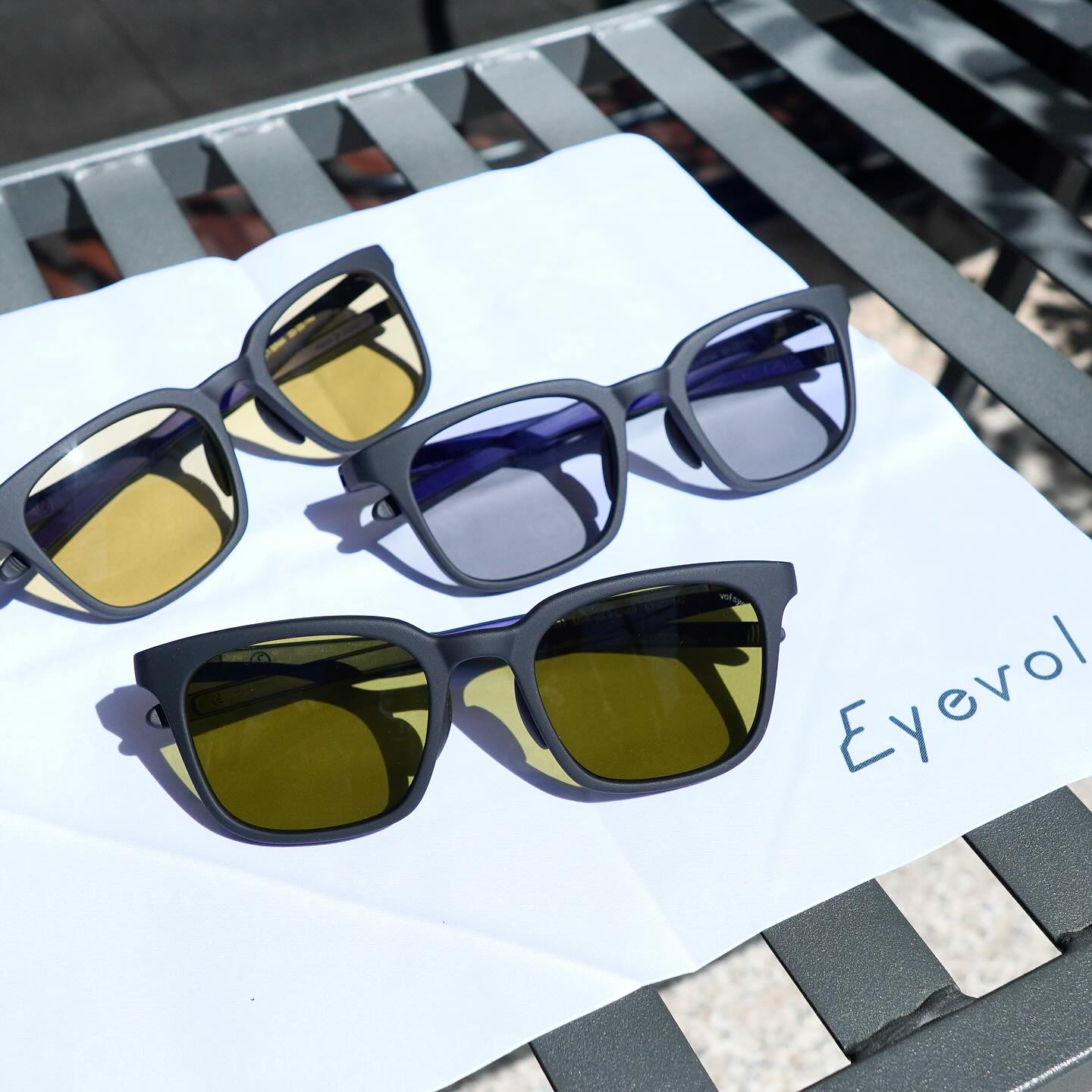 brand: EYEVOL
model:HEATHⅢ(53)

vol systemは、Eyevolの考える“本当に必要な機能・クオリティ”を追求したハイスペックレンズです。

歪みが少なく長時間の着用でも眼の負担を最小限に留め、紫外線や眩しさから目を護ります。
また、レンズ表面にはvol system独自のOmni-Coating（オムニ-コーティング）が施され、
反射防止、耐衝撃、耐キズ、耐熱、撥水など、サングラスレンズに必要とされる すべての機能を備えています。

︎Field(色調補正レンズ)
ゴルフ、キャンプなどで活躍するブラウンレンズ。
ゴルフシーンにおいてはグリーンの起伏や芝目がはっきりと見える効果が生まれる。

︎Urban(偏光レンズ)
色調に変化の少ないグレーレンズ。
偏光レンズの弱点とされるカーナビやスマホの画面を見てもほとんど視界に影響が無く、日常生活において使用シーンを選ばない最適解を目指し、開発されたオールコンディションレンズ。

︎Fishing(偏光レンズ)
湖などでの使用に適したグリーンレンズ。
フィッシングに求められる99％の偏光度を保ちつつ、最小限まで濃度を下げることにより曇天でも適度な明るさとクリアな水面の視界を確保することができる。

︎商品に関するお問い合わせはDM、お電話、メールでも受付しておりますのでお気軽に問い合わせください。

︎shop data︎
最寄り駅 自由が丘
正面口出口から歩いて約５分です。
住所 152-0035
東京都目黒区自由が丘1-16-13ヒルズ自由が丘1F
︎03-5731-6612
info＠beauxyeux.jp

     #眼鏡店　
@beauxyeux_azabu
@beauxyeux_jiyugaoka 
@eyevan_official 
@eyevol_official