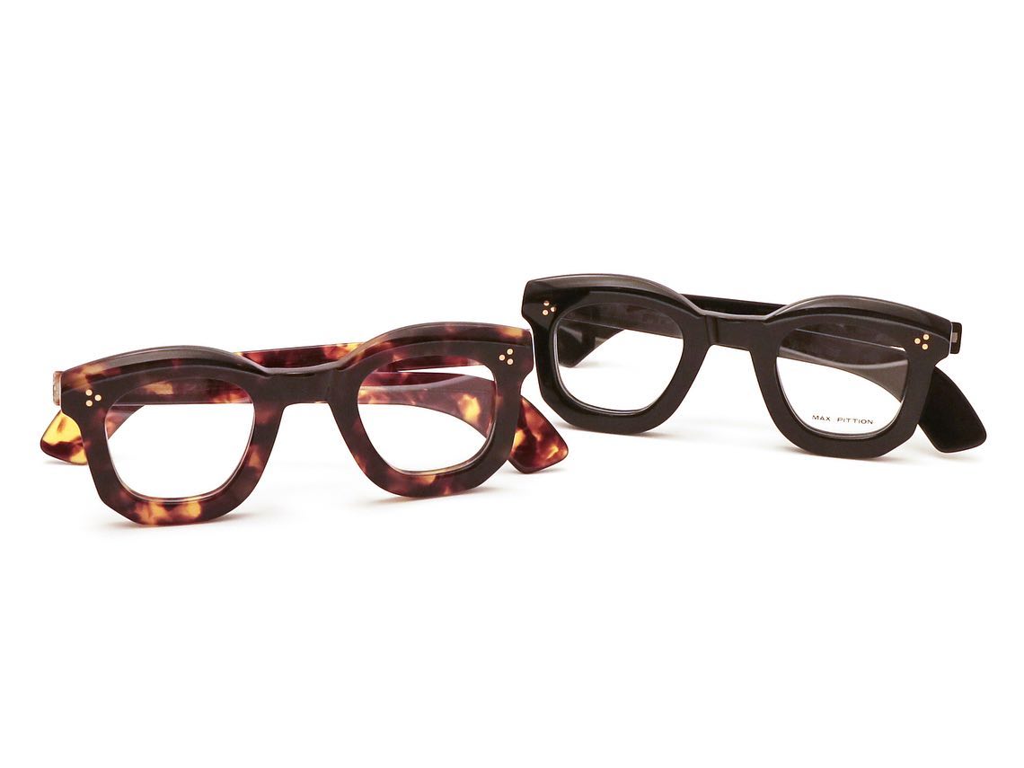 -【再入荷/話題の復活ブランド】
brand: MAX PITTION

mod: POLITICIAN
col: Piano Black , Dark Tort

mod: MAESTRO
col: Piano Black , Ruby Rouge
. 
大注目のアイウェアブランド"MAX PITTION"(マックスピティオン)。
1950〜70年代にパリジャンに愛されその名を馳せた、フランスはジュラ地方発の伝説的な老舗ブランドです。
.
70年代後半にブランドが停止、2013年頃に一度復活した際には、目の肥えたマニアやフリークから改めて注目を浴び、知る人ぞ知るフレンチクラシックのアイウェアブランドとして、世界中のファンが反応しました。
.
そのアイコニックなデザインからファンも多く、ヴィンテージ品をはじめ、前回の復刻アイテムなども、世界中で活発に取引がなされたのを記憶しております。
.
ファーストコレクションから、代表作が再入荷いたしました。
.
時代を超越したジェンダーレスなフレームとして、復活した看板モデルPOLITICIAN。
立体感のあるベベルカットや、その厚みが特徴的なフレンチデザイン。

"丸みを残したデザインにちょっと太め"昨今のトレンドのひとつとして、今回の復刻では女性からもたくさんのお問合せをいただくMAESTRO。
.
現在では"フレンチクラシック"と呼ばれている、当時のいわゆるフレンチスタイル。
当時と同じ素材である真鍮を使用したヒンジや、存在感のあるワイドテンプルなども、当時を語るにふさわしいディテールです。

デザインのカットひとつ、パーツの取り付け方ひとつ取っても、真似事ではなくオリジナルを尊重した復刻となっています。
.
美しく磨き上げられたアセテートからも、今回製造を担っている日本の眼鏡職人の矜持や、隆盛していた当時の"ピティオン・ルネッテリア"の手作業へのリスペクトを感じます。
.
.
その他モデルもカラーを揃えております。
お探しの商品などにつきましてもお気軽にお問い合わせください。
.
.
︎shop data︎
ボズュー麻布
最寄り駅 麻布十番駅
住所 106-0045
東京都港区麻布十番1-10-12 須田ビル1F
︎03-6230-9983
azabu@beauxyeux.jp




@beauxyeux_jiyugaoka