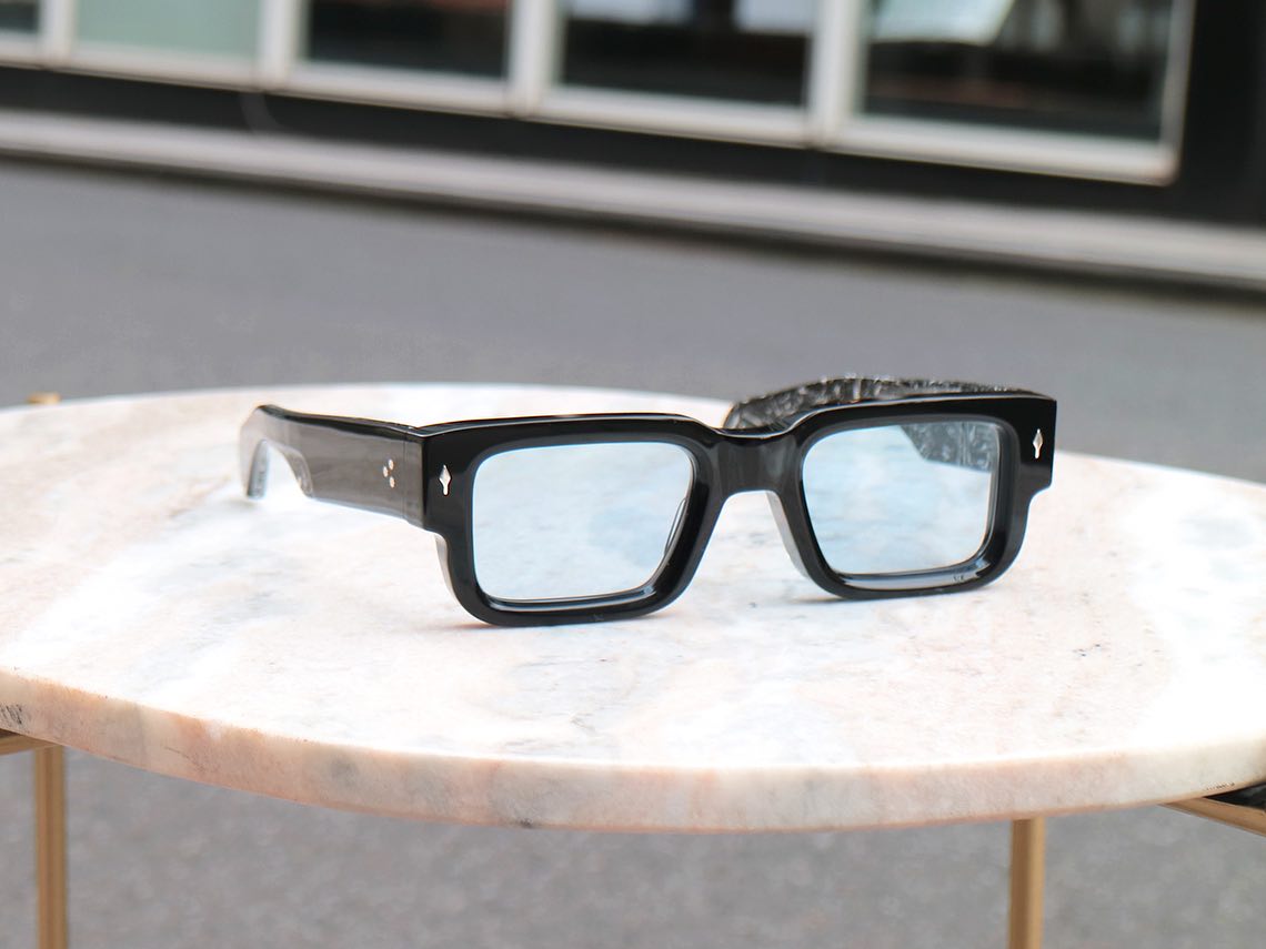 -【人気モデル 新色が再入荷】
brand: JacquesMarieMage
mod: ASCARI
col: POLARIS
.
注目ブランド"JACQUES MARIE MAGE"から存在感抜群のサングラスが再入荷してまいりました。
.
本日のご紹介は極太テンプルが特徴的な"ASCARI"のニューカラーPOLARIS。
新色として入荷したもののご紹介前にすぐ旅立ってしまっておりました。
テンプルの内側に特徴的なカラーを配した技アリのブラックフレームです。
.
大振りのレクタングル(スクエア)シェイプに、レンズを敢えて後ろ目に配置したテレビジョンカットを掛け合わせた、立体的なスタイル。
モデル名のASCARIは、1950年代に活躍していたミラノのF1ドライバー、アルベルト・アスカリから。
.
その他モデルも店頭に多数ご用意ございますので、是非お手に取ってお試しください。
.
.
.

#ジャックマリーマージュ 
#ボズュー麻布 
@beauxyeux_jiyugaoka