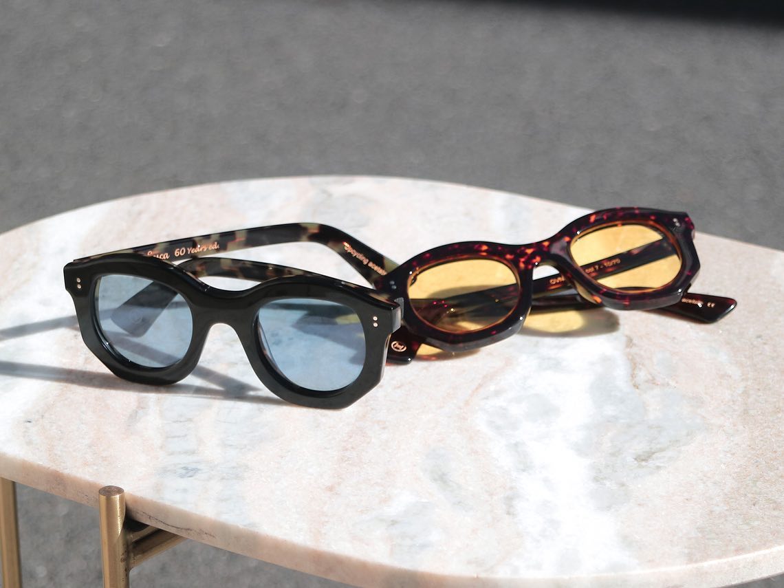 -【最新モデル入荷】
brand: LESCA LUNETIER
mod: OVNI 8mm
col: 10 , 7
.
LESCA LUNETIER(レスカ ルネティエ)から最新モデルOVNI 8mmが入荷してまいりました。
こちらのモデルはLESCA社のブランド設立60周年を記念して作られた限定モデル。
.
CROWNPANT 8mmなどでもお馴染みのアップサイクリングアセテートコレクションとして展開され、LESCA社に眠るデッドストック生地を使用し、新たに製作されたネオレトロなモデルです。
限られた生地を使用する特性から少量限定生産となり、テンプルにはシリアルナンバーを打刻しています。
.
デザインはアンダーリム外側にアイコニックなカットを施した変則ウェリントン型。
フロントはシンプルながら8ミリの厚みを持たせたデザインで、サイドからの表情も豊かなアイウェアに仕上がっています。
.
フレーム全体の横幅サイズは133ミリ、レギュラーサイズといったところ。

レンズの交換で眼鏡としても使用しやすく、ジェンダーレスに広くお勧めできる一本です。
.
シリアル付きの限定商品ですのでお早めにお試しください。
.
その他モデルも多数ご用意しております。
画像の商品以外についてもお気軽にお問い合わせください
.
.
︎shop data︎
::: ボズュー麻布 :::
最寄り駅 麻布十番駅
5b出口から徒歩約1分
住所 106-0045
東京都港区麻布十番1-10-12須田ビル1F
︎03-6230-9983
azabu@beauxyeux.jp
.
.


#ボズュー麻布 
@beauxyeux_jiyugaoka