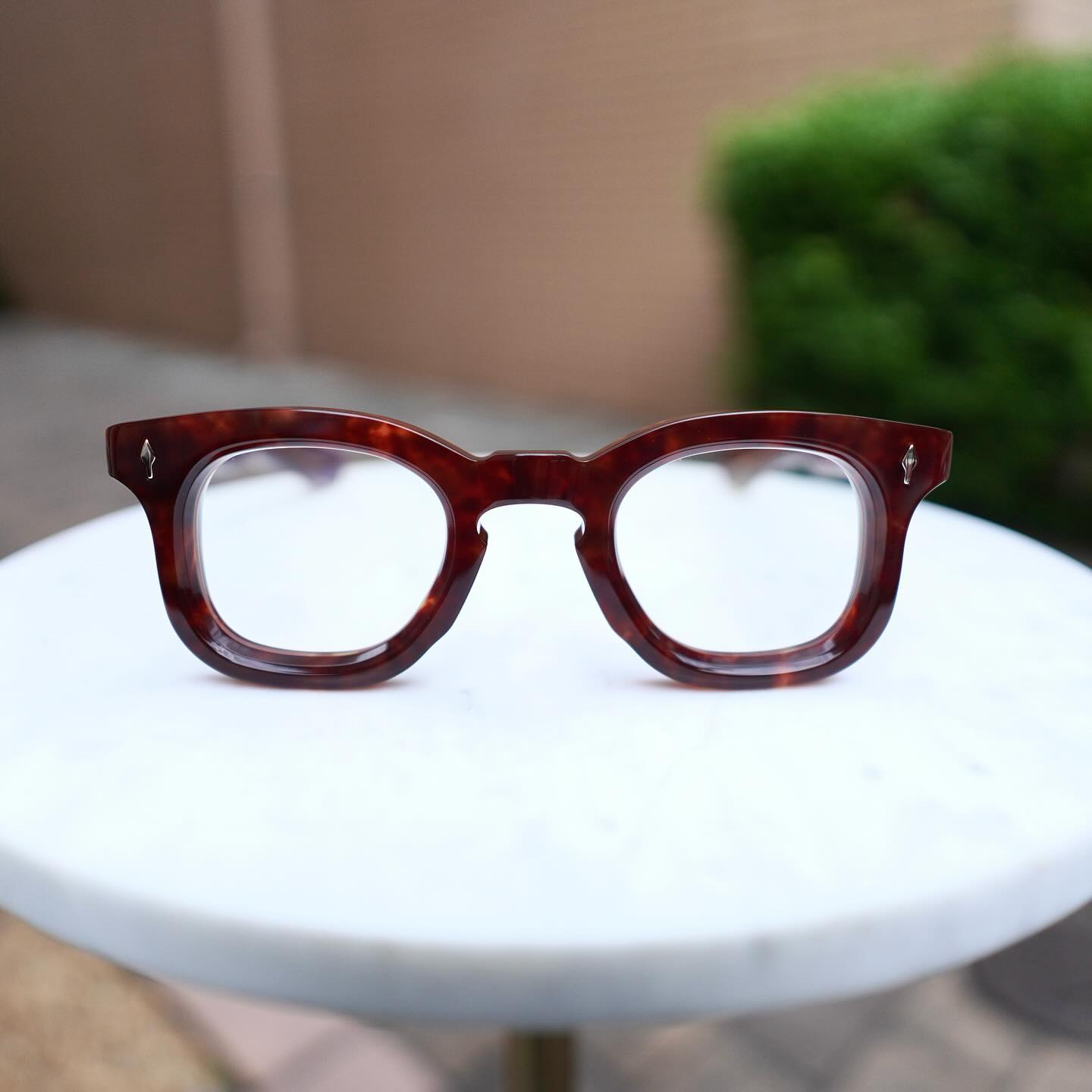 brand: JACQUES MARIE MAGE
model:DEVAUX
col:BRECCIA

JACQUESMARIE MAGEの大人気モデル【DEVAUX】の新色が入荷しました！

色味が深く、綺麗な発色の赤味のあるカラーリング。
肌に乗せた時と光に当てた時の表情の変わりが楽しめる一本です。

1本のみの入荷となっています！
前回ご紹介のINDIGOカラーは即完でしたので、この機会に是非お試しください。

︎商品に関するお問い合わせはDM、お電話、メールでも受付しておりますのでお気軽に問い合わせください。

︎shop data︎
最寄り駅 自由が丘
正面口出口から歩いて約５分です。
住所 152-0035
東京都目黒区自由が丘1-16-13ヒルズ自由が丘1F
︎03-5731-6612
info＠beauxyeux.jp

New colors of JACQUESMARIE MAGE's popular model [DEVAUX] are now available!

A deep, beautiful reddish coloring.
This is a product that you can enjoy seeing the different expressions when you put it on your skin and when it is exposed to light.

Only 1 piece is in stock!
The INDIGO color introduced last time was available immediately, so please take this opportunity to try it out.

︎For product inquiries, please feel free to contact us via DM, phone, or email.

︎ shop information︎
SHOP beauxyeux Jiyugaoka
ZIPCODE 152-0035
1F Hills Jiyugaoka 1-16-13
Jiyugaoka Meguro-ku Tokyo JAPAN
︎+81-35731-6612
info@beauxyeux.jp

     #眼鏡店　
@beauxyeux_azabu
@beauxyeux_jiyugaoka 
@jacquesmariemage 
@jacquesmariemage_japan