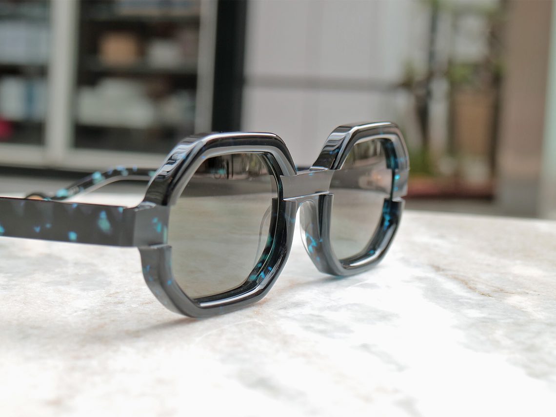-【最新モデル入荷】
brand: Anne et Valentin
mod: SAVVY
col: 23D61
col: 23D63
.
フランスブランド"Anne et Valentin"(アンバレンタイン)から最新サングラス"SAVVY"が入荷しております。

一見、横長なオクタゴンフレームですが、今作のポイントは立体感。
テンプルから連なるようにフロントサイド智元に切り出したような段落ち加工がなされ、ブリッジにも同様の段落ちカットが入っています。
フロント正面から鼻元を見ると、リムのラインもオクタゴンのシルエットが浮かび上がるようにカットされており、厚みのあるリムの特性を活かした立体感のあるデザインとなっています。

カラーもさりげなく洒落感のある生地を使用しています。
ダークトーンに明るいブルーを混ぜ合わせたカラーと、赤みの強いピンクの柄生地。
どちらも自然光に当たると大変綺麗です。

サイズは48-23と男女ともに掛けていただきやすいサイズ感。
レンズを外して、眼鏡としての使用もアリです。
.
シンプルなアウトラインとは思えない、独創的なサングラスです。
.
.
この機会にぜひ当店でお試しください。
.
またお探しの商品や、通信販売などにつきましても、お気軽にお問い合わせください。
.
.
.

#ボズュー麻布 
@beauxyeux_jiyugaoka