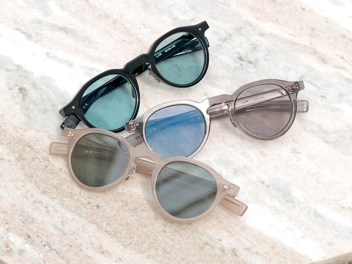 -【2024年モデル入荷】
brand: EYEVAN7285
mod: 358
col: 100 , 124 , 335
.
人気ジャパンブランド"EYEVAN 7285"から2024年モデルのサングラス"358"が入荷しております。

2000年台初頭にリリースしたドメスティックブランドの眼鏡からインスパイアされたシリーズ。

デザインとして全体的にエッジが立ったフォルムが印象的。
美しい艶のあるフレーム表面と敢えて鋭角に仕上げた縁は通常の5倍以上の時間をかけて職人によって手磨きされ制作しているそう。

サイズは46-24とアジア人にばっちりの黄金サイズ。
ボストンシェイプから少しだけクラウンパント気味にしたブローラインは、クラシックにならず、都会的な印象。
エイジレス、ジェンダーレスに掛けていただきやすいデザインです。

オリジナルのガラスレンズが装着され、反射感なども独特な雰囲気になっています。

細かな彫金やデザインの配慮からは、現代の技術と職人の矜持を感じる、妥協のない造り。
見れば見るほど魅力的なフレームです。

この機会にぜひ当店でお試しください。

またお探しの商品や、通信販売などにつきましても、お気軽にお問い合わせください。
.
.
.
#アイヴァン7285
#ボズュー麻布 
@beauxyeux_jiyugaoka