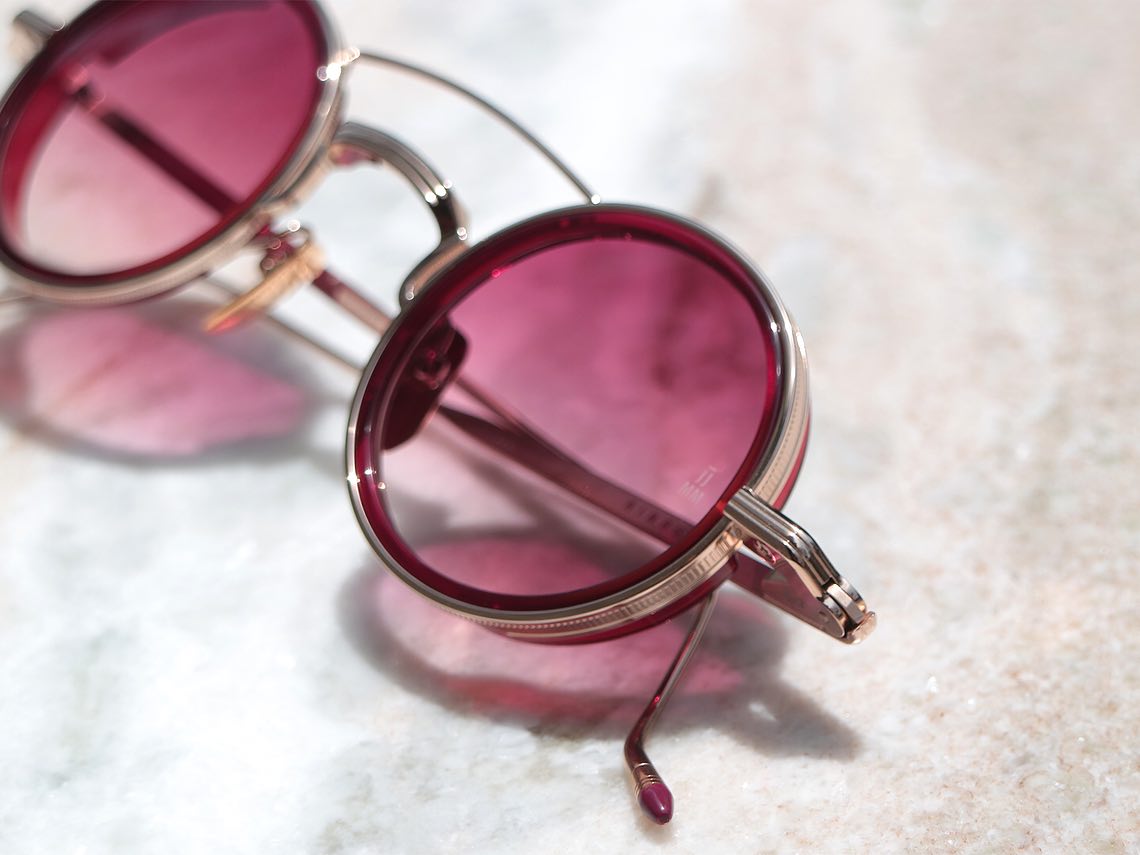 -
brand: JacquesMarieMage
mod: RINGO 2
col: BURGUNDY
.
.
JacquesMarieMageの人気モデルRINGO2は上品さの漂うラウンドシェイプ。

メタルフレームの中に厚みを効かせたプラスティックリムをはめ込み、サイドからの印象が立体的に見えるようデザインされています。

赤みの際立つバーガンディxゴールドがご用意ございます。
クリアレンズに交換してメガネとしての使用も◎。
.
.
店頭にその他モデルも多数入荷しておりますので、是非お手に取ってお試しください。
今後も注目モデルなどをご紹介して参りますのでお楽しみに。
.
.
︎shop data︎
::: ボズュー麻布 :::
最寄り駅 麻布十番駅
5b出口から徒歩約1分
住所 106-0045
東京都港区麻布十番1-10-12須田ビル1F
︎03-6230-9983
azabu@beauxyeux.jp
.

#ジャックマリーマージュ 
#ボズュー麻布 
@beauxyeux_jiyugaoka