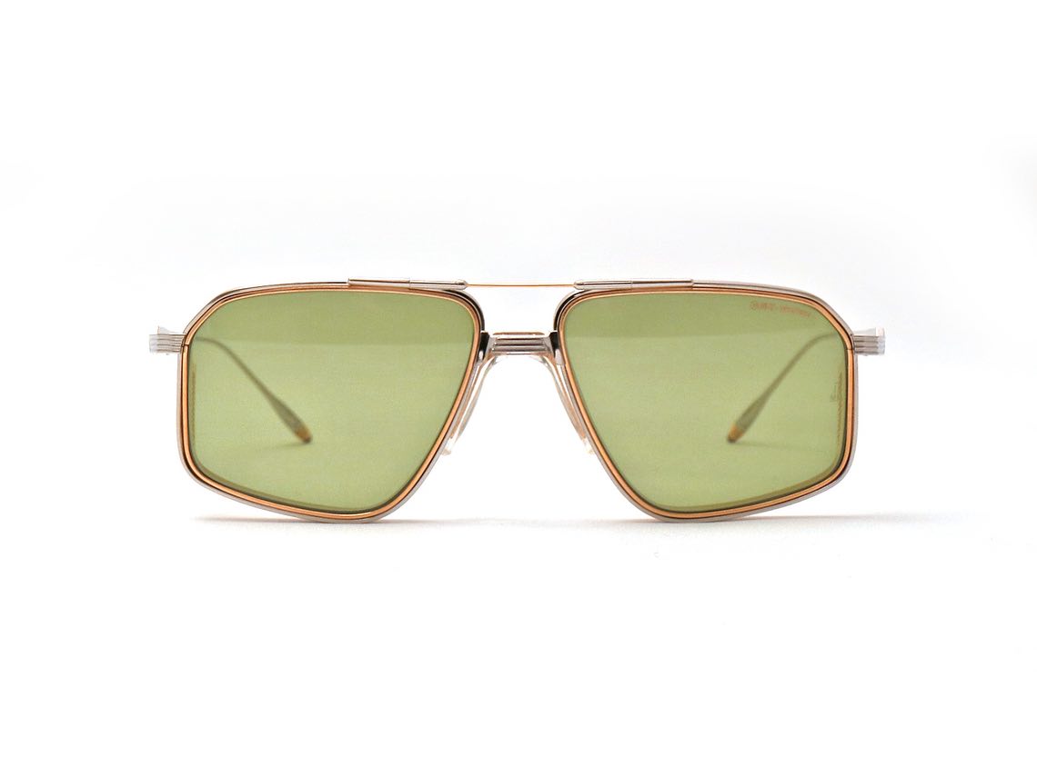 -【限定コレクション入荷】
JacquesMarieMage
DECADE collection
mod: JAGGER
col: Electrum , Decade , Roma

JacquesMarieMageから大注目のスペシャルモデルが入荷いたしました。

ブランドのデビュー10周年を記念し製作されたコレクション【DECADE collection】。

本日は DECADEコレクションに採用されたアイコンモデルJAGGERをご紹介。

DECADEコレクション(10周年記念)を紹介していく中で、通常コレクションとの違いとして、フロントパーツの厚みについて着目していただくことが多いですが、今回ご紹介のメタルフレームJAGGERについても、新たな手法で厚さが表現されています。
メタルフレームの内側にさらに薄いメタルリムを入れ込み、内側リムのサイドパートは風防のように厚さを持たせて存在感を増したデザインに仕上がっております。

デザイン自体は70年代後半のアビエイター。
垂れ下がりの少ない、シェイプで見た目以上に合わせやすい、名モデルです。

レンズ刻印やブリッジにも10周年を記念した刻印があり、特別な仕様に。

付属品もこのコレクションのみの特別仕様ボックスです。
シルバーメダリオンで飾られたボルドーのアイウェアケース。

クリーニングクロスは特大で、江戸時代の浮世絵師 歌川国貞と歌川国政のアートワークを両面プリント。

各商品にはデザイナー、ジェローム氏からの手紙が付属し、スクリュードライバーも付属しています。

今回入荷したモデルは以下通りです。
DEALAN
ZEPHIRIN
DEVAUX
JULES
WALKER
WINDSOR
JAGGER

今回のみとなる大変貴重なモデルで、各1点のみの入荷となりますので、同コレクションにご興味のある方は是非お早めに店舗へお問い合わせください。お待ちしております。
.
.
店頭にその他モデルも多数ご用意ございますので、是非お手に取ってお試しください。
今後も注目モデルなどをご紹介して参りますのでお楽しみに。
.
.
.


#ジャックマリーマージュ 

#ボズュー麻布 
@beauxyeux_jiyugaoka