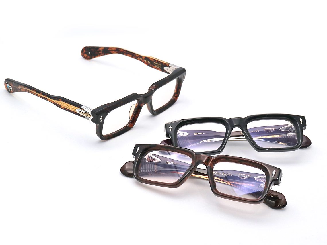 -【スペシャルコレクション入荷】
JacquesMarieMage
Last Frontier collection
.
mod: BELVEDERE 
col: Bloodstone , Beau , Zoltar

mod: BELVEDERE (sun)
col: Bloodstone , Brut
.
.
JacquesMarieMageから大注目のスペシャルモデルが入荷いたしました。
.
世界中の取り扱い店舗の中でも限られたショップのみで取り扱われる、最高級ラインの特別なコレクション【LAST FRONTIER(ラストフロンティア)】。
西部アメリカの伝統民族工芸や景観などへのリスペクトから生まれ、通常コレクションよりもさらにアイコニックな装飾が施され、宝飾品さながらの精巧な技術で作り出されている、まさにこだわりの逸品です。

今回入荷したモデルは、同シリーズ前作でも好評を博したスクエアモデルBELVEDERE のニューカラー。
汎用性抜群のデザインに、ネイティブアメリカンの伝統工芸でもあるシルバーやターコイズを使用した装飾が施されており、大胆なようで品格を感じる仕上がりに。

フロントのアローヘッドピンもこのシリーズのみのオリジナル仕様。
そしてテンプルエンドに配されるのは、"ブロンコ"のモチーフに、天然石ターコイズが埋め込まれています。

付属品も特別仕様。
ハンドメイドのイタリアンレザーを使用したケースを採用しています。
各商品には美しいマイクロファイバークロス、スクリュードライバーも付属しています。

今回のみとなる大変貴重なモデルですので、同コレクションにご興味のある方は是非お早めにご連絡お待ちしております。
.
.
.
店頭にその他モデルも多数ご用意ございますので、是非お手に取ってお試しください。
今後も注目モデルなどをご紹介して参りますのでお楽しみに。
.
.
.


#ジャックマリーマージュ 

#ボズュー麻布 
@beauxyeux_jiyugaoka