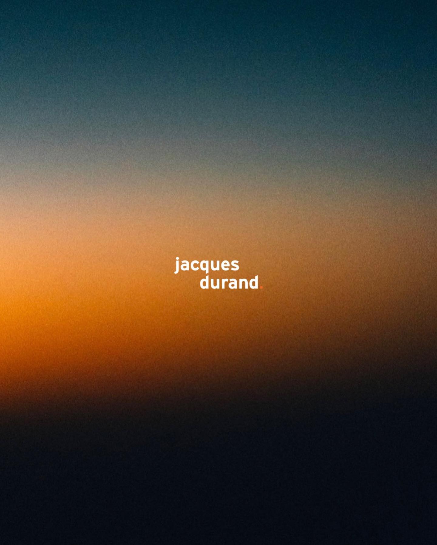 jacques durand.  JAPAN LIMITED collection 2024
 
2025. 3. 7（金）販売開始
 
2024年に企画・発表されたjacques durandの日本オリジナルカラーコレクションがいよいよリリースされます。
 
︎ モデル :  PAQUES 106・LAZARUS 355
︎ カラー :  2024JPLTD
︎ 仕上げ：　brushed / polished
 
〉 完全数量限定生産〈
各モデル 50本
トータル100本限定
※ テンプル内側にシリアルナンバーを刻印
 
今回ピックアップされたのは、2つのシェイプ。
ブランドのシグネチャーモデルであるPAQUES 106。
そしてそのサイズアップモデルとしてリリースされるやいなや、人気モデルの仲間入りをしているLAZARUS 355。
 
カラーは、イタリア・マツケリ社の膨大なカタログの中から今回のために選び抜いたオリジナル。クラシカルな印象のブラウンカラーのベースのなかに、エレガントな雰囲気を湛えた深いブルーがたゆたう、幻想的な色味です。
 
テーマは「永遠の一瞬」。
インスパイア元になっているのは、夕暮れに富士山の近くを飛行機で通過した時に偶然に撮影された、あの圧倒的な夕焼けです。
大地のぬくもりを思わせる落ち着いたブラウンと、これから訪れる夜の静けさを感じさせる深いブルーが織りなす色合いは、まるで空と大地が一体となるような美しい瞬間を捉えています。
普遍性と儚さを兼ね備えた佇まいは、ブランドコンセプト「Timeless」の体現として、Jacques Durand Japanがご提案するものです。
 
今このときだけの特別なコレクションを、ぜひその眼で、その手で、直接体験してください。