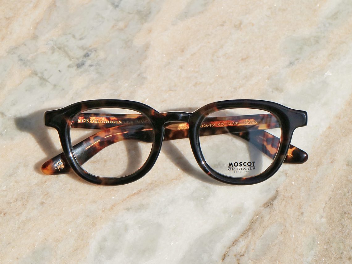 -【人気モデル入荷】
brand: MOSCOT
mod: DAHVEN 47
col: Classic Havana
.
110年の歴史を持つニューヨーク生まれのアイウェアブランド、MOSCOT(モスコット)。
時代を彩る文化人やアーティストを魅了してきた古き良きデザインは、今もなお高い人気を博しています。

昨今人気の厚リム(厚みのあるフレーム)が入荷いたしました。

柔らかなウェリントンシェイプに、8ミリ厚のフロントを掛け合わせた、存在感のあるモデル。

厚リムに合わせ、レンズの位置を後面に寄せてセットされた"テレビジョンカット"にする事で、立体的な雰囲気に。
＊テレビジョンカット…昔のブラウン管テレビのような、レンズが奥まりリムが丸く立った配置のデザイン。

テンプルは薄く作られ、重みを感じにくい装用時のバランスまで考慮。
厚みはあるものの丸みを帯びた磨き落としの為、強くなり過ぎず、ジェンダーレスで年代問わずかけていただけます。

女優の川口春奈さんが愛用し、お問い合わせも多数いただきました。
カラーレンズとの相性も非常に良く、気分に合わせたカスタマイズもオススメ。
カラーレンズについてもお気軽にご相談ください。
.
.
その他モデルも多数ご用意しております。
画像の商品以外についてもお気軽にお問い合わせください
.

#ボズュー麻布 
@beauxyeux_jiyugaoka