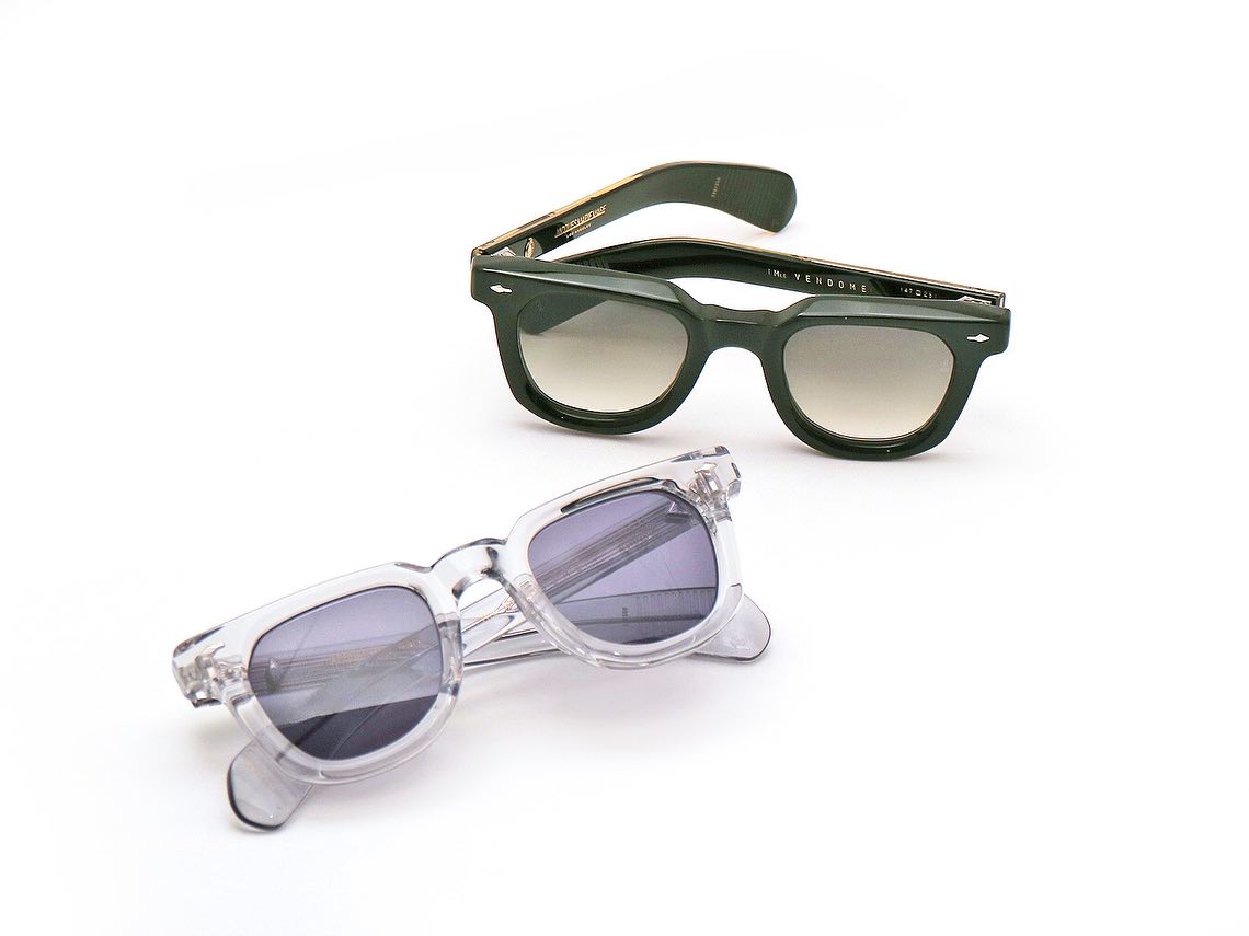 【人気モデル新色入荷】
brand: JacquesMarieMage
mod: VENDOME
col: Viper
col: Sulfur
.
JacquesMarieMageから、人気モデルVENDOMEのニューカラーが入荷してまいりました。

現在VENDOMEカラー豊富にご用意しております。

Viperカラーは他モデルでも展開があると必ず即完売していた人気カラー。ダークグリーンが大人な雰囲気です。

さりげないクリアグレーのSulfur、今まで作られてきたVENDOMEにはなかった、新しいテイスト。
こちらもすぐに売り切れてしまいそうな予感を感じる、かっこいい配色です。

以前にご紹介したMinkカラーやNoirXカラーなども現在でしたらご用意しております。

直線的なトップラインにベベルカットを施し立体感をプラス。
丸みを持たせたレンズのライン取りの中に、アクセントで角を持たせ、無骨になりすぎず、馴染みの良いデザイン。
VENDOMEはジェンダーレス・エイジレスに活躍できる一本となっております。

レンズの入れ替えももちろん可能です。
お気軽にスタッフまでご相談ください。
.
.
.
店頭にその他モデルも多数ご用意ございますので、是非お手に取ってお試しください。
今後も注目モデルなどをご紹介して参りますのでお楽しみに。
.
.
︎shop data︎
::: ボズュー麻布 :::
最寄り駅 麻布十番駅
5b出口から徒歩約1分
住所 106-0045
東京都港区麻布十番1-10-12須田ビル1F
︎03-6230-9983
azabu@beauxyeux.jp
.
.

#ジャックマリーマージュ 
#ボズュー麻布 
@beauxyeux_jiyugaoka