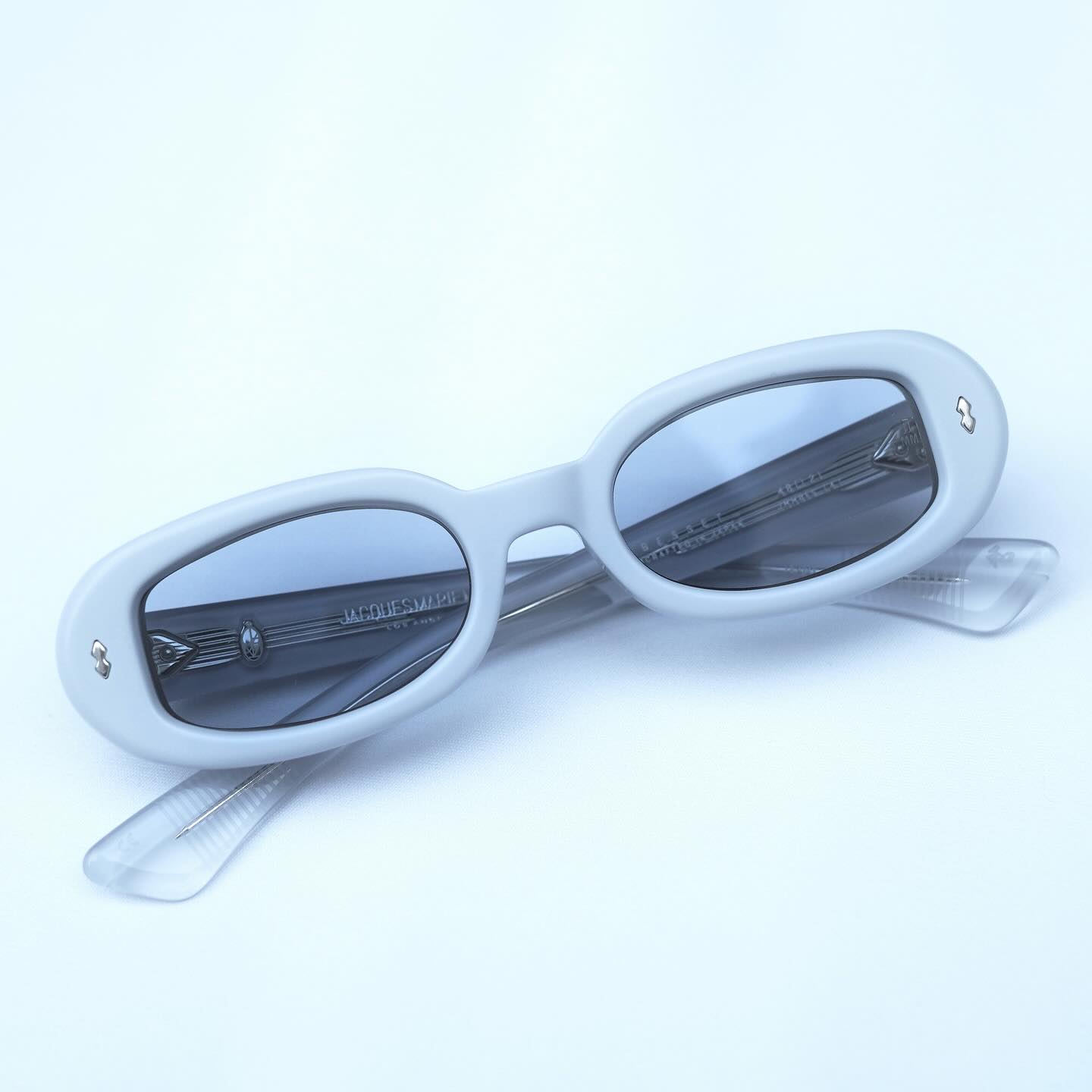 JACQUES MARIE MAGEより日本に２店舗のみ入荷のスペシャルコレクション『SUEDEコレクション』が本日より発売です！

brand: JACQUES MARIE MAGE
model:BESSET
col:SKY SUEDE
　
パステルカラーのような柔らかい色味が特徴。
コレクション名にもあるように『SUEDE(スエード)』の質感を彷彿とさせる表面のマット加工。
ブランドの特徴であるテンプル部分の芯金は見えない仕様によって限りなくシンプルに。

展開モデルは、DEALAN,ZEPHIRIN,BESSET,KAY,LEONARDの５型です。

色味はポップな印象がありますが、JACQUESMARIE MAGEらしい上品さと高級感はそのままに表現されています。

肌馴染みも良くかなり良いです。

生産本数はなんと各色【50本】とかなり少ない生産本数となっています。
アジア圏では日本のみの入荷だそうです、、、

是非この機会にご来店お待ちしております。

商品に関するお問い合わせはDM、お電話、メールでも受付しておりますのでお気軽に問い合わせください。

︎shop data︎
最寄り駅 自由が丘
正面口出口から歩いて約５分です。
住所 152-0035
東京都目黒区自由が丘1-16-13ヒルズ自由が丘1F
︎03-5731-6612
info＠beauxyeux.jp

The special collection "SUEDE Collection" from JACQUES MARIE MAGE, available only at two stores in Japan, is now on sale!

brand: JACQUES MARIE MAGE
model: BESSET
colour: SKY SUEDE

The collection features soft pastel colours.
As the collection name suggests, the matte surface is reminiscent of the texture of "SUEDE".
The brand's signature core metal in the temples is invisible, making it as simple as possible.

The five models available are DEALAN, ZEPHIRIN, BESSET, KAY and LEONARD.

The colours are pop, but they still retain the elegance and luxury that is characteristic of JACQUES MARIE MAGE.

They also blend well with the skin and are very comfortable.

The number of units produced is very small, with only 50 of each colour.

In Asia, Japan is the only place they will be available...

We hope you will take this opportunity to visit our store.

If you have any questions about our products, please feel free to contact us via DM, phone, or email.

︎ shop information︎
SHOP beauxyeux Jiyugaoka
ZIPCODE 152-0035
1F Hills Jiyugaoka 1-16-13
Jiyugaoka Meguro-ku Tokyo JAPAN
︎+81-35731-6612
info@beauxyeux.jp



#自由が丘 
#ボズュー自由が丘



@beauxyeux_azabu
@beauxyeux_jiyugaoka 
@jacquesmariemage