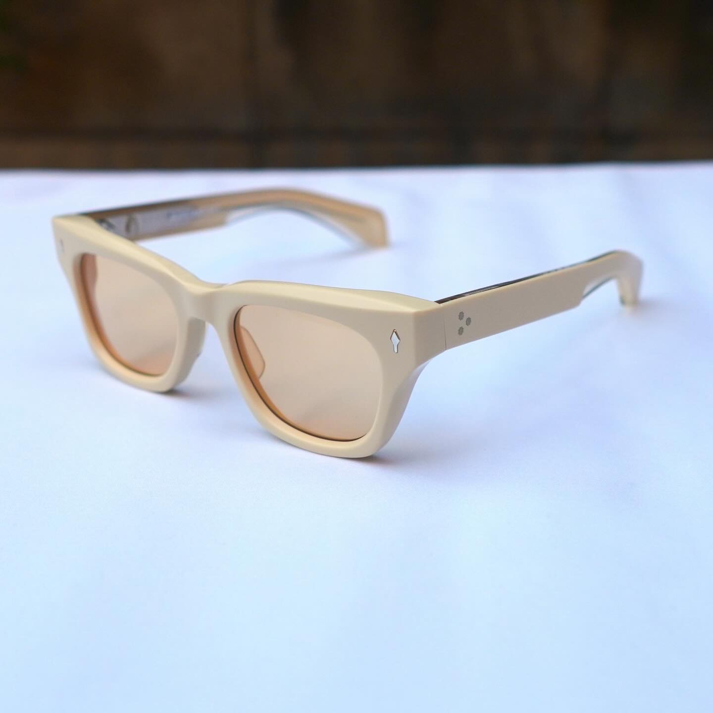 JACQUES MARIE MAGEより日本に２店舗のみ入荷のスペシャルコレクション『SUEDEコレクション』が本日より発売です！

brand: JACQUES MARIE MAGE
model:DEALAN
col:SUN SUEDE
　
パステルカラーのような柔らかい色味が特徴。
コレクション名にもあるように『SUEDE(スエード)』の質感を彷彿とさせる表面のマット加工。
ブランドの特徴であるテンプル部分の芯金は見えない仕様によって限りなくシンプルに。

展開モデルは、DEALAN,ZEPHIRIN,BESSET,KAY,LEONARDの５型です。

色味はポップな印象がありますが、JACQUESMARIE MAGEらしい上品さと高級感はそのままに表現されています。

肌馴染みも良くかなり良いです。

生産本数はなんと各色【50本】とかなり少ない生産本数となっています。
アジア圏では日本のみの入荷だそうです、、、

是非この機会にご来店お待ちしております。

商品に関するお問い合わせはDM、お電話、メールでも受付しておりますのでお気軽に問い合わせください。

︎shop data︎
最寄り駅 自由が丘
正面口出口から歩いて約５分です。
住所 152-0035
東京都目黒区自由が丘1-16-13ヒルズ自由が丘1F
︎03-5731-6612
info＠beauxyeux.jp

The special collection "SUEDE Collection" from JACQUES MARIE MAGE, available only at two stores in Japan, is now on sale!

brand: JACQUES MARIE MAGE
model: DEALAN
colour: SUN SUEDE

The collection features soft pastel colours.
As the collection name suggests, the matte surface is reminiscent of the texture of "SUEDE".
The brand's signature core metal in the temples is invisible, making it as simple as possible.

The five models available are DEALAN, ZEPHIRIN, BESSET, KAY and LEONARD.

The colours are pop, but they still retain the elegance and luxury that is characteristic of JACQUES MARIE MAGE.

They also blend well with the skin and are very comfortable.

The number of units produced is very small, with only 50 of each colour.

In Asia, Japan is the only place they will be available...

We hope you will take this opportunity to visit our store.

If you have any questions about our products, please feel free to contact us via DM, phone, or email.

︎ shop information︎
SHOP beauxyeux Jiyugaoka
ZIPCODE 152-0035
1F Hills Jiyugaoka 1-16-13
Jiyugaoka Meguro-ku Tokyo JAPAN
︎+81-35731-6612
info@beauxyeux.jp



#自由が丘 
#ボズュー自由が丘



@beauxyeux_azabu
@beauxyeux_jiyugaoka 
@jacquesmariemage