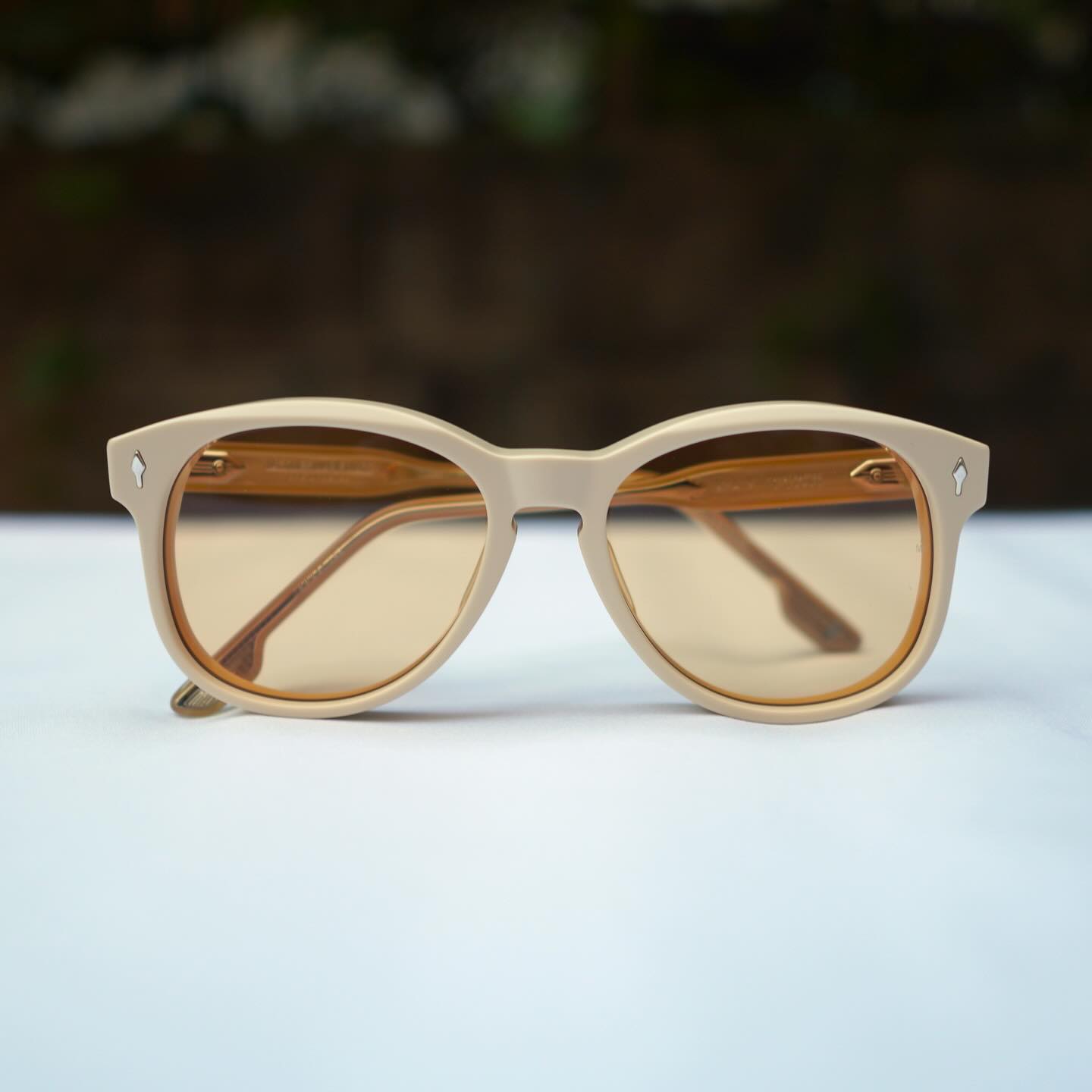 JACQUES MARIE MAGEより日本に２店舗のみ入荷のスペシャルコレクション『SUEDEコレクション』が本日より発売です！

brand: JACQUES MARIE MAGE
model:KAY
col:SUN SUEDE
　
パステルカラーのような柔らかい色味が特徴。
コレクション名にもあるように『SUEDE(スエード)』の質感を彷彿とさせる表面のマット加工。
ブランドの特徴であるテンプル部分の芯金は見えない仕様によって限りなくシンプルに。

展開モデルは、DEALAN,ZEPHIRIN,BESSET,KAY,LEONARDの５型です。

色味はポップな印象がありますが、JACQUESMARIE MAGEらしい上品さと高級感はそのままに表現されています。

肌馴染みも良くかなり良いです。

生産本数はなんと各色【50本】とかなり少ない生産本数となっています。
アジア圏では日本のみの入荷だそうです、、、

是非この機会にご来店お待ちしております。

商品に関するお問い合わせはDM、お電話、メールでも受付しておりますのでお気軽に問い合わせください。

︎shop data︎
最寄り駅 自由が丘
正面口出口から歩いて約５分です。
住所 152-0035
東京都目黒区自由が丘1-16-13ヒルズ自由が丘1F
︎03-5731-6612
info＠beauxyeux.jp

The special collection "SUEDE Collection" from JACQUES MARIE MAGE, available only at two stores in Japan, is now on sale!

brand: JACQUES MARIE MAGE
model: KAY
colour: SUN SUEDE

The collection features soft pastel colours.
As the collection name suggests, the matte surface is reminiscent of the texture of "SUEDE".
The brand's signature core metal in the temples is invisible, making it as simple as possible.

The five models available are DEALAN, ZEPHIRIN, BESSET, KAY and LEONARD.

The colours are pop, but they still retain the elegance and luxury that is characteristic of JACQUES MARIE MAGE.

They also blend well with the skin and are very comfortable.

The number of units produced is very small, with only 50 of each colour.

In Asia, Japan is the only place they will be available...

We hope you will take this opportunity to visit our store.

If you have any questions about our products, please feel free to contact us via DM, phone, or email.

︎ shop information︎
SHOP beauxyeux Jiyugaoka
ZIPCODE 152-0035
1F Hills Jiyugaoka 1-16-13
Jiyugaoka Meguro-ku Tokyo JAPAN
︎+81-35731-6612
info@beauxyeux.jp



#自由が丘 
#ボズュー自由が丘



@beauxyeux_azabu
@beauxyeux_jiyugaoka 
@jacquesmariemage