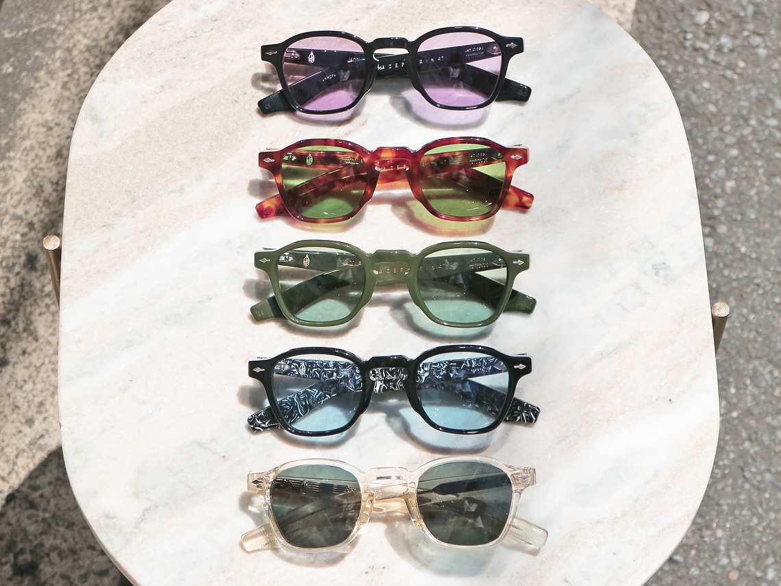 -【人気モデル新カラー入荷】
brand:  Jacques Marie Mage
mod: ZEPHIRIN 47
col: Maverick
col: Baltic
col: Evergreen
col: Polaris
col: Blut
.
今や飛ぶ鳥を落とす勢いの大注目ブランド"JACQUES MARIE MAGE"
(ジャックマリーマージュ)。
フラッグシップモデルZEPHIRIN 47サイズから、ニューカラーが入荷いたしました。

入荷カラーは定番のブラック系で2タイプ(Maverick,Polaris)、ハバナ系カラーのBaltic、モスグリーンのEvergreen、シャンパンクリアのBlut。
.
デザインはフレンチクラシックを感じるパリジャンシェイプ。
最大10ミリにもなる生地を採用していますが、フロントのアウトラインが細身のため、シンプルながら横顔で魅せる、洗練された上品さの漂うモデルです。
.
世界的に人気のあるモデルとなり、少量の入荷につき争奪戦は必至。お探しの方はお早めにどうぞ。
.
.
その他モデルも店頭に多数ご用意ございますので、是非お手に取ってお試しください。
通信販売等につきましてもお気軽にご相談ください。
.
︎shop data︎
::: ボズュー麻布 :::
最寄り駅 麻布十番駅
5b出口から徒歩約1分
住所 106-0045
東京都港区麻布十番1-10-12須田ビル1F
︎03-6230-9983
azabu@beauxyeux.jp
.


#ジャックマリーマージュ 
#ボズュー麻布 
@beauxyeux_jiyugaoka