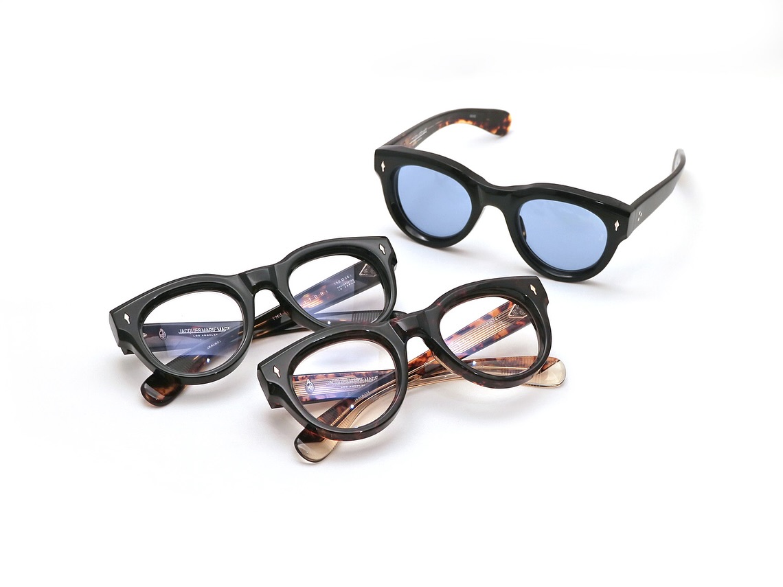 -【最新モデル入荷】
brand: JacquesMarieMage
mod: MOLITOR
col: Noir
col: Beau
.
.
JacquesMarieMageから最新モデルが入荷してまいりました。
.
少し大きめで、立体感のあるボストンデザインの新作フレームMOLITOR。

テレビジョンカットと呼ばれる、奥行きを意識した位置にレンズがセットされ、ブラウン管テレビのように立体感のある作りになっています。

普遍的なデザインながらレトロに落ち着かず、華やかさがあるアイテム。
サイズは50-26。
女性にもおすすめできる間違いないデザイン、是非お早めにお試しください。
.
.
.
店頭にその他モデルも多数入荷しておりますので、是非お手に取ってお試しください。
今後も注目モデルなどをご紹介して参りますのでお楽しみに。
.
.
︎shop data︎
::: ボズュー麻布 :::
最寄り駅 麻布十番駅
5b出口から徒歩約1分
住所 106-0045
東京都港区麻布十番1-10-12須田ビル1F
︎03-6230-9983
azabu@beauxyeux.jp
.

#ジャックマリーマージュ 
#ボズュー麻布 
@beauxyeux_jiyugaoka