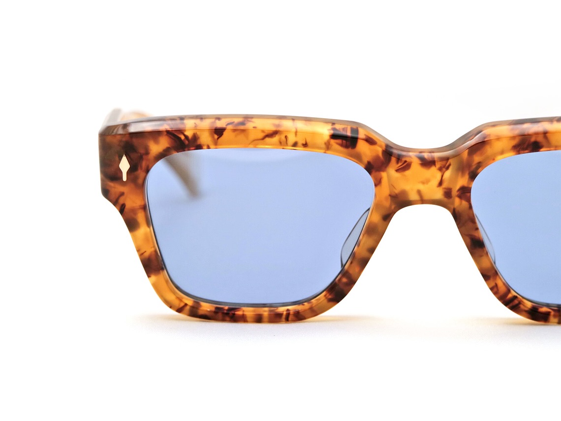 -【大人気モデル新色入荷】
brand: JacquesMarieMage
mod: FELLINI
col: Cairo
.
注目ブランド"JACQUES MARIE MAGE"から大人気モデル"FELLINI"の新カラーが入荷してまいりました。
.
最大10ミリのフレームの厚さが注目されるアイテムがJMMには多いですが、柔らかなウェリントンで、掛けると不思議と馴染むアイテムはそう多くはありません。

テンプルの飾り金具や、生地色とレンズなど、バランスの良い雰囲気も相まって、横顔からもこだわりを感じる、美しい仕上がりになっています。
.
入荷のたびに多数お問い合わせをいただき、即完売している人気モデル。
眼鏡とサングラスが入荷しております。
.
お問い合わせが大変多く、早期の完売が予想されますので、お早めにお試しください。
.
通販や店頭でのお試しもお気軽にお問い合わせください。
.
その他モデルも店頭に多数ご用意ございますので、是非お手に取ってお試しください。
.
.
.

#ジャックマリーマージュ 
#ボズュー麻布 
@beauxyeux_jiyugaoka