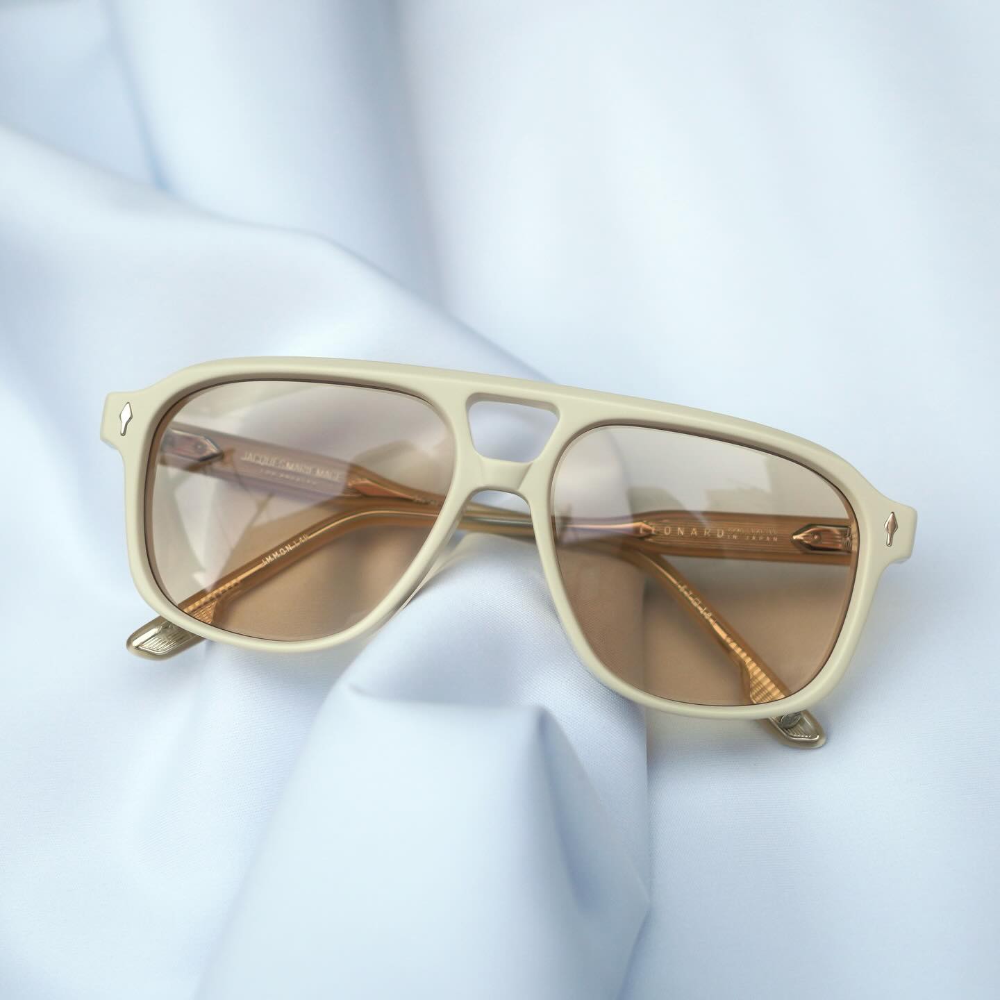 JACQUES MARIE MAGEより日本に２店舗のみ入荷のスペシャルコレクション『SUEDEコレクション』が本日より発売です！

brand: JACQUES MARIE MAGE
model:LEONARD
col:SUN SUEDE
　
パステルカラーのような柔らかい色味が特徴。
コレクション名にもあるように『SUEDE(スエード)』の質感を彷彿とさせる表面のマット加工。
ブランドの特徴であるテンプル部分の芯金は見えない仕様によって限りなくシンプルに。

展開モデルは、DEALAN,ZEPHIRIN,BESSET,KAY,LEONARDの５型です。

色味はポップな印象がありますが、JACQUESMARIE MAGEらしい上品さと高級感はそのままに表現されています。

肌馴染みも良くかなり良いです。

生産本数はなんと各色【50本】とかなり少ない生産本数となっています。
アジア圏では日本のみの入荷だそうです、、、

是非この機会にご来店お待ちしております。

商品に関するお問い合わせはDM、お電話、メールでも受付しておりますのでお気軽に問い合わせください。

︎shop data︎
最寄り駅 自由が丘
正面口出口から歩いて約５分です。
住所 152-0035
東京都目黒区自由が丘1-16-13ヒルズ自由が丘1F
︎03-5731-6612
info＠beauxyeux.jp

The special collection "SUEDE Collection" from JACQUES MARIE MAGE, available only at two stores in Japan, is now on sale!

brand: JACQUES MARIE MAGE
model: LEONARD
colour: SUN SUEDE

The collection features soft pastel colours.
As the collection name suggests, the matte surface is reminiscent of the texture of "SUEDE".
The brand's signature core metal in the temples is invisible, making it as simple as possible.

The five models available are DEALAN, ZEPHIRIN, BESSET, KAY and LEONARD.

The colours are pop, but they still retain the elegance and luxury that is characteristic of JACQUES MARIE MAGE.

They also blend well with the skin and are very comfortable.

The number of units produced is very small, with only 50 of each colour.

In Asia, Japan is the only place they will be available...

We hope you will take this opportunity to visit our store.

If you have any questions about our products, please feel free to contact us via DM, phone, or email.

︎ shop information︎
SHOP beauxyeux Jiyugaoka
ZIPCODE 152-0035
1F Hills Jiyugaoka 1-16-13
Jiyugaoka Meguro-ku Tokyo JAPAN
︎+81-35731-6612
info@beauxyeux.jp



#自由が丘 
#ボズュー自由が丘



@beauxyeux_azabu
@beauxyeux_jiyugaoka 
@jacquesmariemage