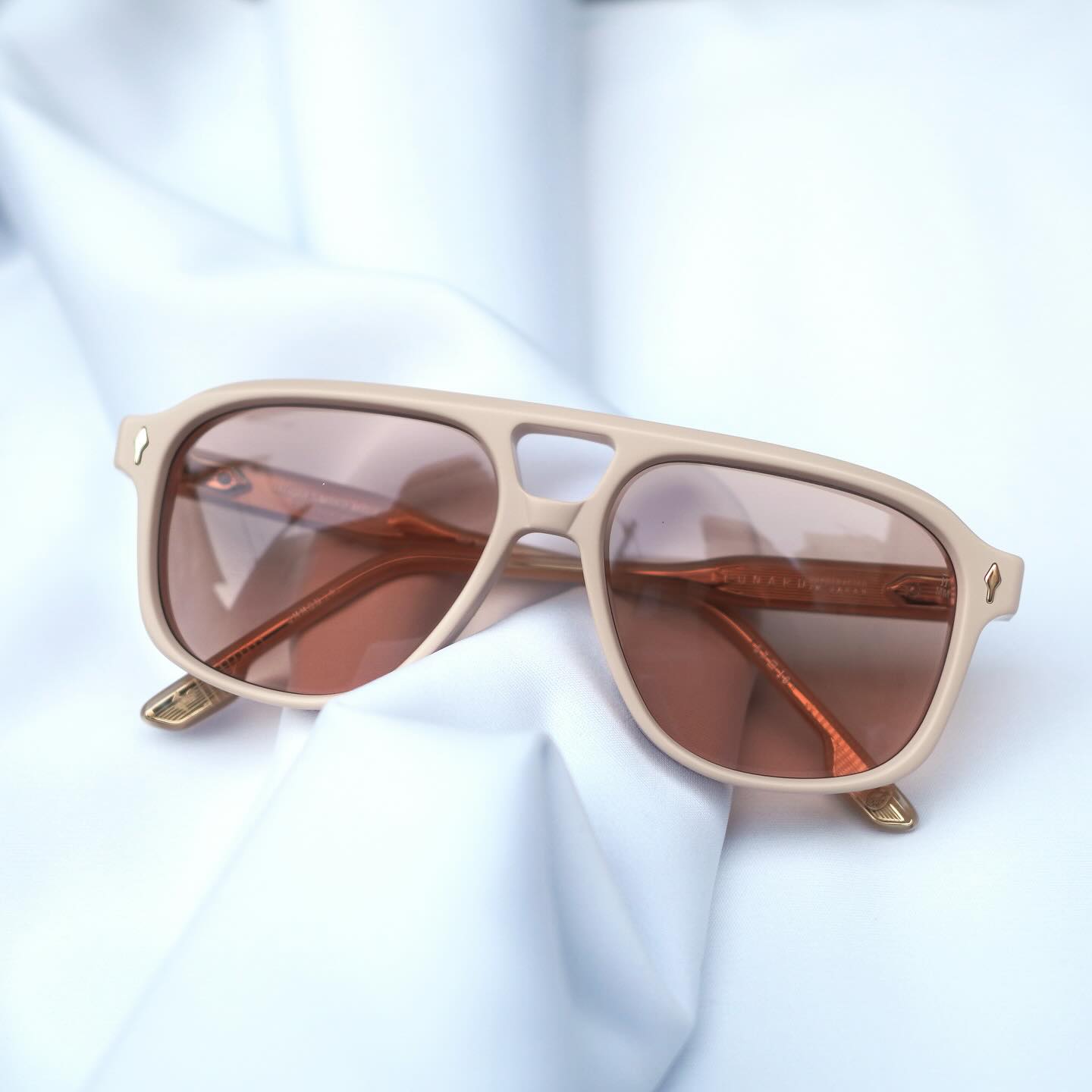 JACQUES MARIE MAGEより日本に２店舗のみ入荷のスペシャルコレクション『SUEDEコレクション』が本日より発売です！

brand: JACQUES MARIE MAGE
model:LEONARD
col:DUST SUEDE
　
パステルカラーのような柔らかい色味が特徴。
コレクション名にもあるように『SUEDE(スエード)』の質感を彷彿とさせる表面のマット加工。
ブランドの特徴であるテンプル部分の芯金は見えない仕様によって限りなくシンプルに。

展開モデルは、DEALAN,ZEPHIRIN,BESSET,KAY,LEONARDの５型です。

色味はポップな印象がありますが、JACQUESMARIE MAGEらしい上品さと高級感はそのままに表現されています。

肌馴染みも良くかなり良いです。

生産本数はなんと各色【50本】とかなり少ない生産本数となっています。
アジア圏では日本のみの入荷だそうです、、、

是非この機会にご来店お待ちしております。

商品に関するお問い合わせはDM、お電話、メールでも受付しておりますのでお気軽に問い合わせください。

︎shop data︎
最寄り駅 自由が丘
正面口出口から歩いて約５分です。
住所 152-0035
東京都目黒区自由が丘1-16-13ヒルズ自由が丘1F
︎03-5731-6612
info＠beauxyeux.jp

The special collection "SUEDE Collection" from JACQUES MARIE MAGE, available only at two stores in Japan, is now on sale!

brand: JACQUES MARIE MAGE
model: LEONARD
colour: DUST SUEDE

The collection features soft pastel colours.
As the collection name suggests, the matte surface is reminiscent of the texture of "SUEDE".
The brand's signature core metal in the temples is invisible, making it as simple as possible.

The five models available are DEALAN, ZEPHIRIN, BESSET, KAY and LEONARD.

The colours are pop, but they still retain the elegance and luxury that is characteristic of JACQUES MARIE MAGE.

They also blend well with the skin and are very comfortable.

The number of units produced is very small, with only 50 of each colour.

In Asia, Japan is the only place they will be available...

We hope you will take this opportunity to visit our store.

If you have any questions about our products, please feel free to contact us via DM, phone, or email.

︎ shop information︎
SHOP beauxyeux Jiyugaoka
ZIPCODE 152-0035
1F Hills Jiyugaoka 1-16-13
Jiyugaoka Meguro-ku Tokyo JAPAN
︎+81-35731-6612
info@beauxyeux.jp



#自由が丘 
#ボズュー自由が丘



@beauxyeux_azabu
@beauxyeux_jiyugaoka 
@jacquesmariemage