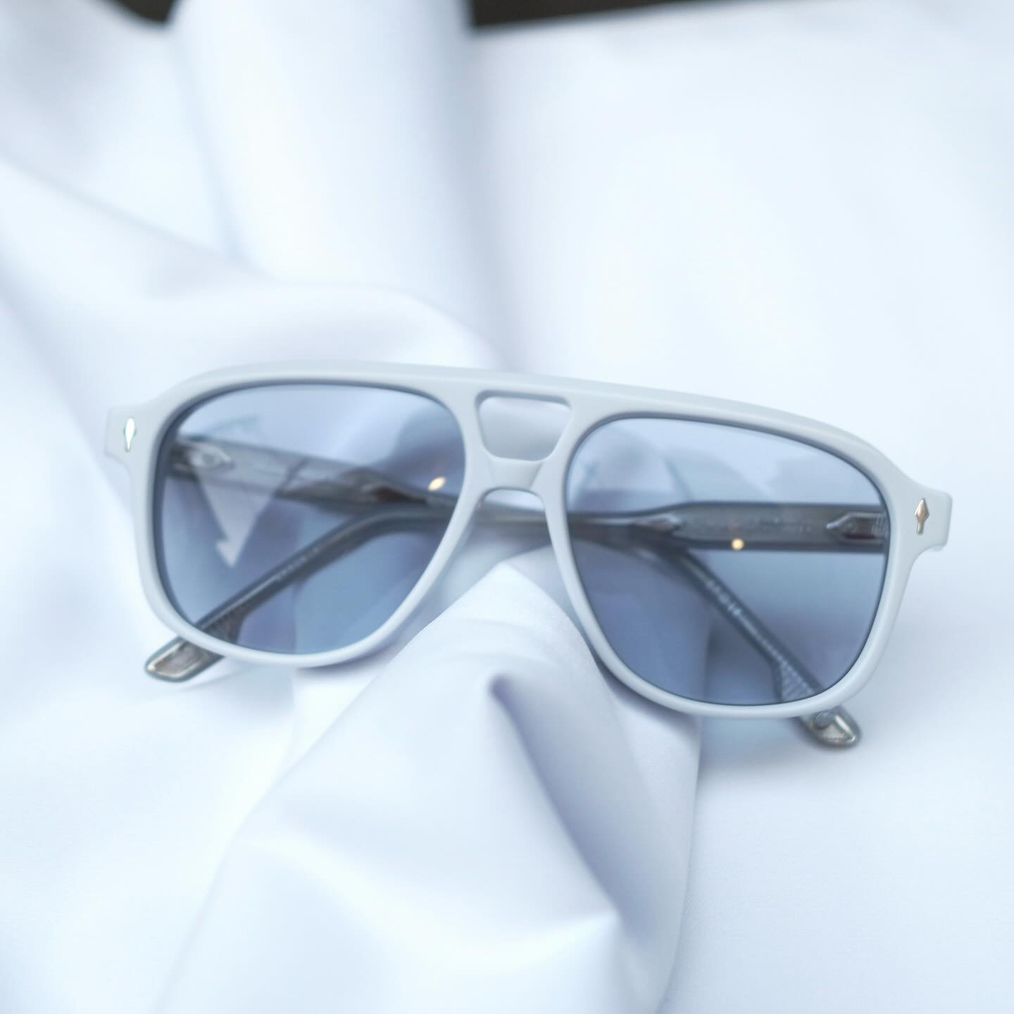 JACQUES MARIE MAGEより日本に２店舗のみ入荷のスペシャルコレクション『SUEDEコレクション』が本日より発売です！

brand: JACQUES MARIE MAGE
model:LEONARD
col:SKY SUEDE
　
パステルカラーのような柔らかい色味が特徴。
コレクション名にもあるように『SUEDE(スエード)』の質感を彷彿とさせる表面のマット加工。
ブランドの特徴であるテンプル部分の芯金は見えない仕様によって限りなくシンプルに。

展開モデルは、DEALAN,ZEPHIRIN,BESSET,KAY,LEONARDの５型です。

色味はポップな印象がありますが、JACQUESMARIE MAGEらしい上品さと高級感はそのままに表現されています。

肌馴染みも良くかなり良いです。

生産本数はなんと各色【50本】とかなり少ない生産本数となっています。
アジア圏では日本のみの入荷だそうです、、、

是非この機会にご来店お待ちしております。

商品に関するお問い合わせはDM、お電話、メールでも受付しておりますのでお気軽に問い合わせください。

︎shop data︎
最寄り駅 自由が丘
正面口出口から歩いて約５分です。
住所 152-0035
東京都目黒区自由が丘1-16-13ヒルズ自由が丘1F
︎03-5731-6612
info＠beauxyeux.jp

The special collection "SUEDE Collection" from JACQUES MARIE MAGE, available only at two stores in Japan, is now on sale!

brand: JACQUES MARIE MAGE
model: LEONARD
colour: SKY SUEDE

The collection features soft pastel colours.
As the collection name suggests, the matte surface is reminiscent of the texture of "SUEDE".
The brand's signature core metal in the temples is invisible, making it as simple as possible.

The five models available are DEALAN, ZEPHIRIN, BESSET, KAY and LEONARD.

The colours are pop, but they still retain the elegance and luxury that is characteristic of JACQUES MARIE MAGE.

They also blend well with the skin and are very comfortable.

The number of units produced is very small, with only 50 of each colour.

In Asia, Japan is the only place they will be available...

We hope you will take this opportunity to visit our store.

If you have any questions about our products, please feel free to contact us via DM, phone, or email.

︎ shop information︎
SHOP beauxyeux Jiyugaoka
ZIPCODE 152-0035
1F Hills Jiyugaoka 1-16-13
Jiyugaoka Meguro-ku Tokyo JAPAN
︎+81-35731-6612
info@beauxyeux.jp



#自由が丘 
#ボズュー自由が丘



@beauxyeux_azabu
@beauxyeux_jiyugaoka 
@jacquesmariemage