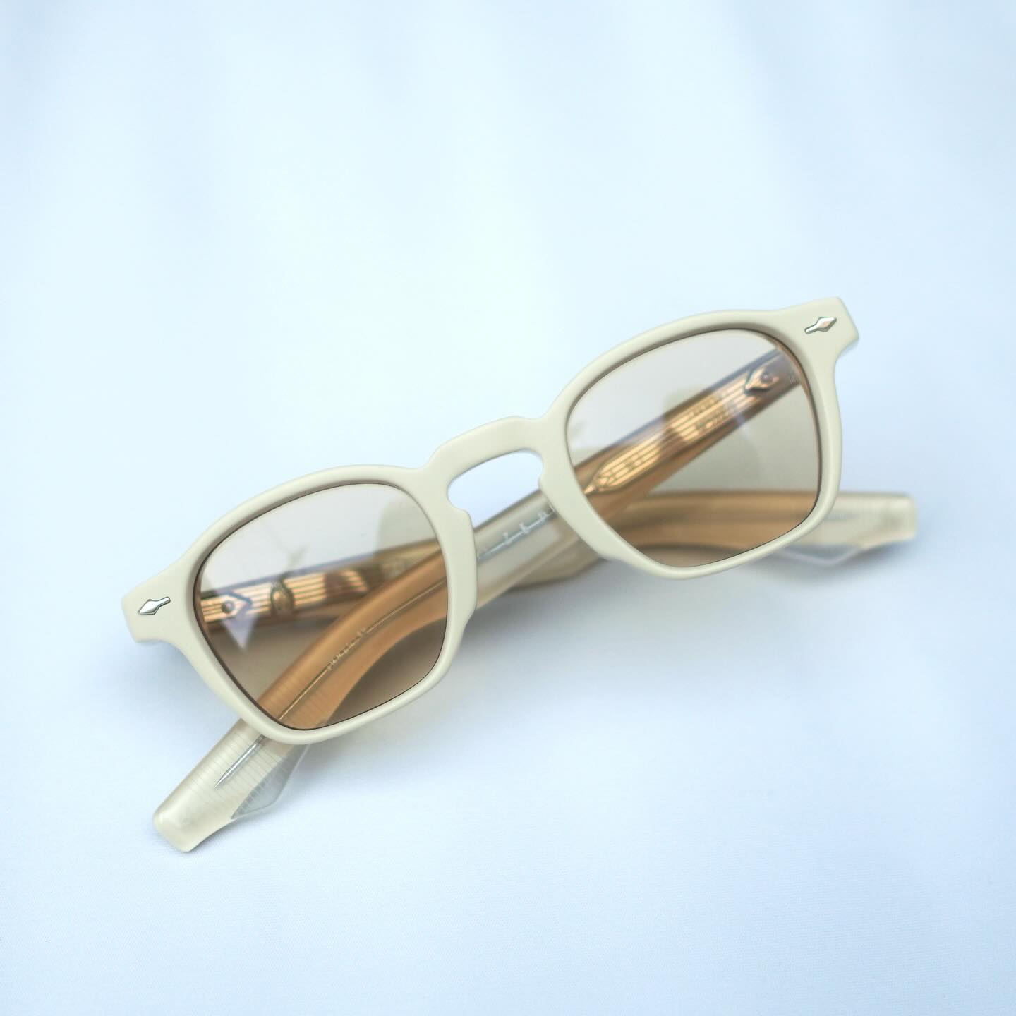 JACQUES MARIE MAGEより日本に２店舗のみ入荷のスペシャルコレクション『SUEDEコレクション』が本日より発売です！

brand: JACQUES MARIE MAGE
model:ZEPHIRIN
col:SUN SUEDE
　
パステルカラーのような柔らかい色味が特徴。
コレクション名にもあるように『SUEDE(スエード)』の質感を彷彿とさせる表面のマット加工。
ブランドの特徴であるテンプル部分の芯金は見えない仕様によって限りなくシンプルに。

展開モデルは、DEALAN,ZEPHIRIN,BESSET,KAY,LEONARDの５型です。

色味はポップな印象がありますが、JACQUESMARIE MAGEらしい上品さと高級感はそのままに表現されています。

肌馴染みも良くかなり良いです。

生産本数はなんと各色【50本】とかなり少ない生産本数となっています。
アジア圏では日本のみの入荷だそうです、、、

是非この機会にご来店お待ちしております。

商品に関するお問い合わせはDM、お電話、メールでも受付しておりますのでお気軽に問い合わせください。

︎shop data︎
最寄り駅 自由が丘
正面口出口から歩いて約５分です。
住所 152-0035
東京都目黒区自由が丘1-16-13ヒルズ自由が丘1F
︎03-5731-6612
info＠beauxyeux.jp

The special collection "SUEDE Collection" from JACQUES MARIE MAGE, available only at two stores in Japan, is now on sale!

brand: JACQUES MARIE MAGE
model: ZEPHIRIN
colour: SUN SUEDE

The collection features soft pastel colours.
As the collection name suggests, the matte surface is reminiscent of the texture of "SUEDE".
The brand's signature core metal in the temples is invisible, making it as simple as possible.

The five models available are DEALAN, ZEPHIRIN, BESSET, KAY and LEONARD.

The colours are pop, but they still retain the elegance and luxury that is characteristic of JACQUES MARIE MAGE.

They also blend well with the skin and are very comfortable.

The number of units produced is very small, with only 50 of each colour.

In Asia, Japan is the only place they will be available...

We hope you will take this opportunity to visit our store.

If you have any questions about our products, please feel free to contact us via DM, phone, or email.

︎ shop information︎
SHOP beauxyeux Jiyugaoka
ZIPCODE 152-0035
1F Hills Jiyugaoka 1-16-13
Jiyugaoka Meguro-ku Tokyo JAPAN
︎+81-35731-6612
info@beauxyeux.jp



#自由が丘 
#ボズュー自由が丘



@beauxyeux_azabu
@beauxyeux_jiyugaoka 
@jacquesmariemage