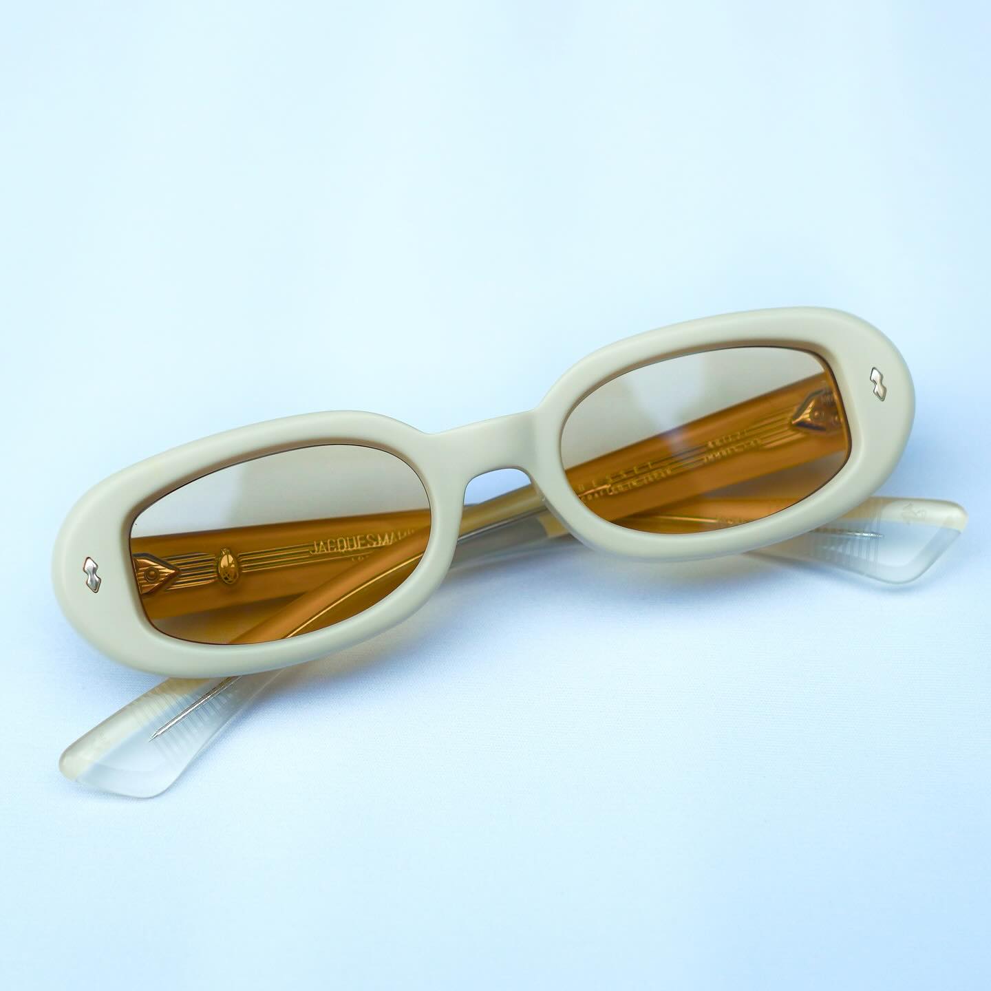 JACQUES MARIE MAGEより日本に２店舗のみ入荷のスペシャルコレクション『SUEDEコレクション』が本日より発売です！

brand: JACQUES MARIE MAGE
model:LEONARD
col:SUN SUEDE
　
パステルカラーのような柔らかい色味が特徴。
コレクション名にもあるように『SUEDE(スエード)』の質感を彷彿とさせる表面のマット加工。
ブランドの特徴であるテンプル部分の芯金は見えない仕様によって限りなくシンプルに。

展開モデルは、DEALAN,ZEPHIRIN,BESSET,KAY,LEONARDの５型です。

色味はポップな印象がありますが、JACQUESMARIE MAGEらしい上品さと高級感はそのままに表現されています。

肌馴染みも良くかなり良いです。

生産本数はなんと各色【50本】とかなり少ない生産本数となっています。
アジア圏では日本のみの入荷だそうです、、、

是非この機会にご来店お待ちしております。

商品に関するお問い合わせはDM、お電話、メールでも受付しておりますのでお気軽に問い合わせください。

︎shop data︎
最寄り駅 自由が丘
正面口出口から歩いて約５分です。
住所 152-0035
東京都目黒区自由が丘1-16-13ヒルズ自由が丘1F
︎03-5731-6612
info＠beauxyeux.jp

The special collection "SUEDE Collection" from JACQUES MARIE MAGE, available only at two stores in Japan, is now on sale!

brand: JACQUES MARIE MAGE
model: LEONARD
colour: SUN SUEDE

The collection features soft pastel colours.
As the collection name suggests, the matte surface is reminiscent of the texture of "SUEDE".
The brand's signature core metal in the temples is invisible, making it as simple as possible.

The five models available are DEALAN, ZEPHIRIN, BESSET, KAY and LEONARD.

The colours are pop, but they still retain the elegance and luxury that is characteristic of JACQUES MARIE MAGE.

They also blend well with the skin and are very comfortable.

The number of units produced is very small, with only 50 of each colour.

In Asia, Japan is the only place they will be available...

We hope you will take this opportunity to visit our store.

If you have any questions about our products, please feel free to contact us via DM, phone, or email.

︎ shop information︎
SHOP beauxyeux Jiyugaoka
ZIPCODE 152-0035
1F Hills Jiyugaoka 1-16-13
Jiyugaoka Meguro-ku Tokyo JAPAN
︎+81-35731-6612
info@beauxyeux.jp



#自由が丘 
#ボズュー自由が丘



@beauxyeux_azabu
@beauxyeux_jiyugaoka 
@jacquesmariemage