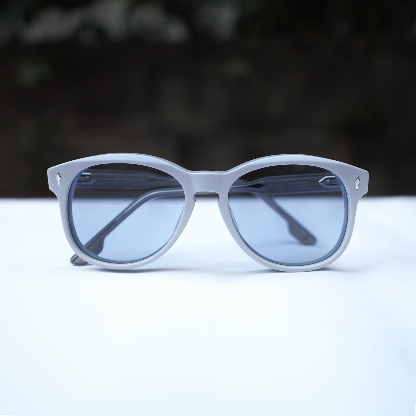 JACQUES MARIE MAGEより日本に２店舗のみ入荷のスペシャルコレクション『SUEDEコレクション』が本日より発売です！

brand: JACQUES MARIE MAGE
model:KAY
col:SKY SUEDE
　
パステルカラーのような柔らかい色味が特徴。
コレクション名にもあるように『SUEDE(スエード)』の質感を彷彿とさせる表面のマット加工。
ブランドの特徴であるテンプル部分の芯金は見えない仕様によって限りなくシンプルに。

展開モデルは、DEALAN,ZEPHIRIN,BESSET,KAY,LEONARDの５型です。

色味はポップな印象がありますが、JACQUESMARIE MAGEらしい上品さと高級感はそのままに表現されています。

肌馴染みも良くかなり良いです。

生産本数はなんと各色【50本】とかなり少ない生産本数となっています。
アジア圏では日本のみの入荷だそうです、、、

是非この機会にご来店お待ちしております。

商品に関するお問い合わせはDM、お電話、メールでも受付しておりますのでお気軽に問い合わせください。

︎shop data︎
最寄り駅 自由が丘
正面口出口から歩いて約５分です。
住所 152-0035
東京都目黒区自由が丘1-16-13ヒルズ自由が丘1F
︎03-5731-6612
info＠beauxyeux.jp

The special collection "SUEDE Collection" from JACQUES MARIE MAGE, available only at two stores in Japan, is now on sale!

brand: JACQUES MARIE MAGE
model: KAY
colour: SKY SUEDE

The collection features soft pastel colours.
As the collection name suggests, the matte surface is reminiscent of the texture of "SUEDE".
The brand's signature core metal in the temples is invisible, making it as simple as possible.

The five models available are DEALAN, ZEPHIRIN, BESSET, KAY and LEONARD.

The colours are pop, but they still retain the elegance and luxury that is characteristic of JACQUES MARIE MAGE.

They also blend well with the skin and are very comfortable.

The number of units produced is very small, with only 50 of each colour.

In Asia, Japan is the only place they will be available...

We hope you will take this opportunity to visit our store.

If you have any questions about our products, please feel free to contact us via DM, phone, or email.

︎ shop information︎
SHOP beauxyeux Jiyugaoka
ZIPCODE 152-0035
1F Hills Jiyugaoka 1-16-13
Jiyugaoka Meguro-ku Tokyo JAPAN
︎+81-35731-6612
info@beauxyeux.jp



#自由が丘 
#ボズュー自由が丘



@beauxyeux_azabu
@beauxyeux_jiyugaoka 
@jacquesmariemage