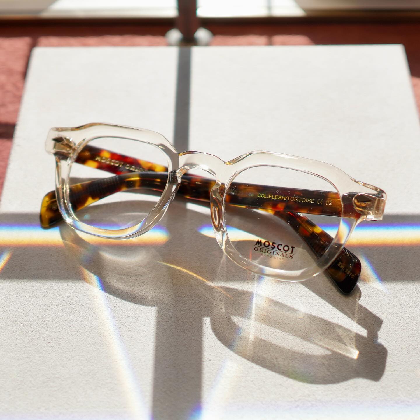 brand: MOSCOT
model :DOLT 46size
col:Flesh/Tortoise

MOSCOTよりDOLTが入荷しました！

パリジャンのような多角形シェイプ。
肉厚の生地にフロントはテレビジョンカットを施しており、しっかり存在感を出しつつ立体感があるので顔にもしっかり馴染みます。

フレームの色味はこれからの季節にピッタリです。
テンプルはべっ甲柄になっており洒落たデザインです。

サングラスとしても眼鏡としてもオススメです！

商品に関するお問い合わせはDM、お電話、メールでも受付しておりますのでお気軽に問い合わせください。

︎shop data︎
最寄り駅 自由が丘
正面口出口から歩いて約５分です。
住所 152-0035
東京都目黒区自由が丘1-16-13ヒルズ自由が丘1F
︎03-5731-6612
info＠beauxyeux.jp

DOLT from MOSCOT has arrived!

A polygonal shape reminiscent of Parisians.

The thick fabric has a television cut on the front, giving it a three-dimensional look while still giving it a strong presence, so it fits well on the face.

The frame color is perfect for the upcoming season.

The temples have a tortoiseshell pattern for a stylish design.

Recommended as both sunglasses and glasses!

If you have any questions about our products, please feel free to contact us via DM, phone, or email.

︎ shop information︎
SHOP beauxyeux Jiyugaoka
ZIPCODE 152-0035
1F Hills Jiyugaoka 1-16-13
Jiyugaoka Meguro-ku Tokyo JAPAN
︎+81-35731-6612
info@beauxyeux.jp

#自由が丘 
#ボズュー自由が丘



@beauxyeux_azabu
@beauxyeux_jiyugaoka 
@moscotnyc