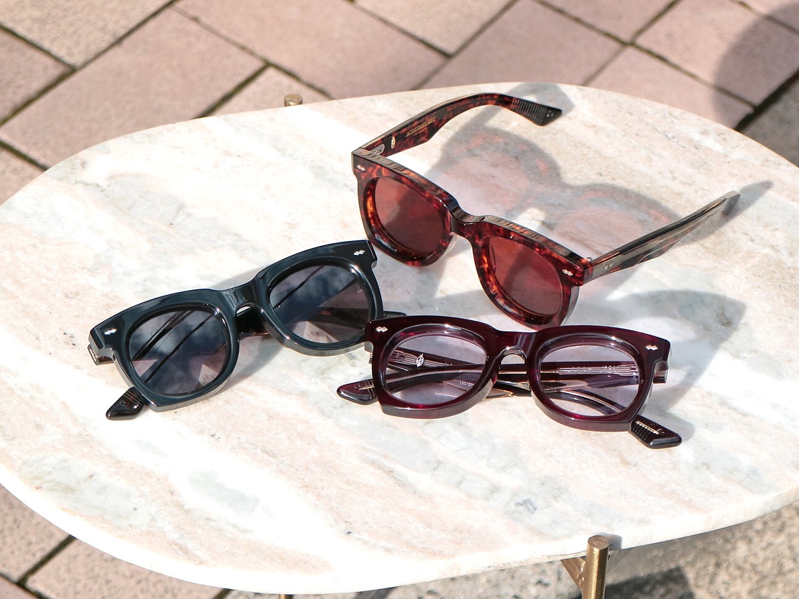 -【JMM人気モデル新色入荷】
brand: JacquesMarieMage
mod: AVA
col: Noir11
col: Samoa
col: Cherry
.
注目ブランド"JACQUES MARIE MAGE"から人気モデル"AVA"の新カラーが入荷してまいりました。

目尻の下にあるリムのライン採りが特徴的なウェリントンデザイン。
レンズのセットを後ろに持ってくることで、フレームの厚さが際立つテレビジョンカットになっています。

テンプルの飾り金具や、生地色とレンズなど、バランスの良い雰囲気も相まって、横顔からもこだわりを感じる、美しい仕上がりになっています。

前回の入荷の際も早々に完売している人気モデル。
使いやすい3カラーが現在ですとお試しいただけます。

通販や店頭でのお試しもお気軽にお問い合わせください。
その他モデルも店頭に多数ご用意ございますので、是非お手に取ってお試しください。
.
.
.

#ジャックマリーマージュ 
#ボズュー麻布 
@beauxyeux_jiyugaoka