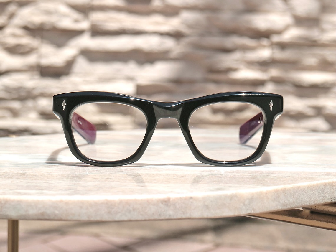 -【最新モデル入荷】
brand: JacquesMarieMage
mod: GODARD
col: Bloodstone
col: Zoltar
col: Baltic
.
.
JacquesMarieMageから最新モデルが入荷してまいりました。
.
少し小ぶりながら、骨太で存在感のあるデザインのGODARD。
フランスの映画監督ジャン＝リュック・ゴダールへのオマージュモデルです。

普遍的なウェリントンデザインながら、JMMらしく華があるアイテム。
サイズは47-25と、男女ともにおすすめできるサイズ感です。是非お早めにお試しください。
.
.
.
店頭にその他モデルも多数入荷しておりますので、是非お手に取ってお試しください。
今後も注目モデルなどをご紹介して参りますのでお楽しみに。
.
.
︎shop data︎
::: ボズュー麻布 :::
最寄り駅 麻布十番駅
5b出口から徒歩約1分
住所 106-0045
東京都港区麻布十番1-10-12須田ビル1F
︎03-6230-9983
azabu@beauxyeux.jp
.

#ジャックマリーマージュ 
#ボズュー麻布 
@beauxyeux_jiyugaoka