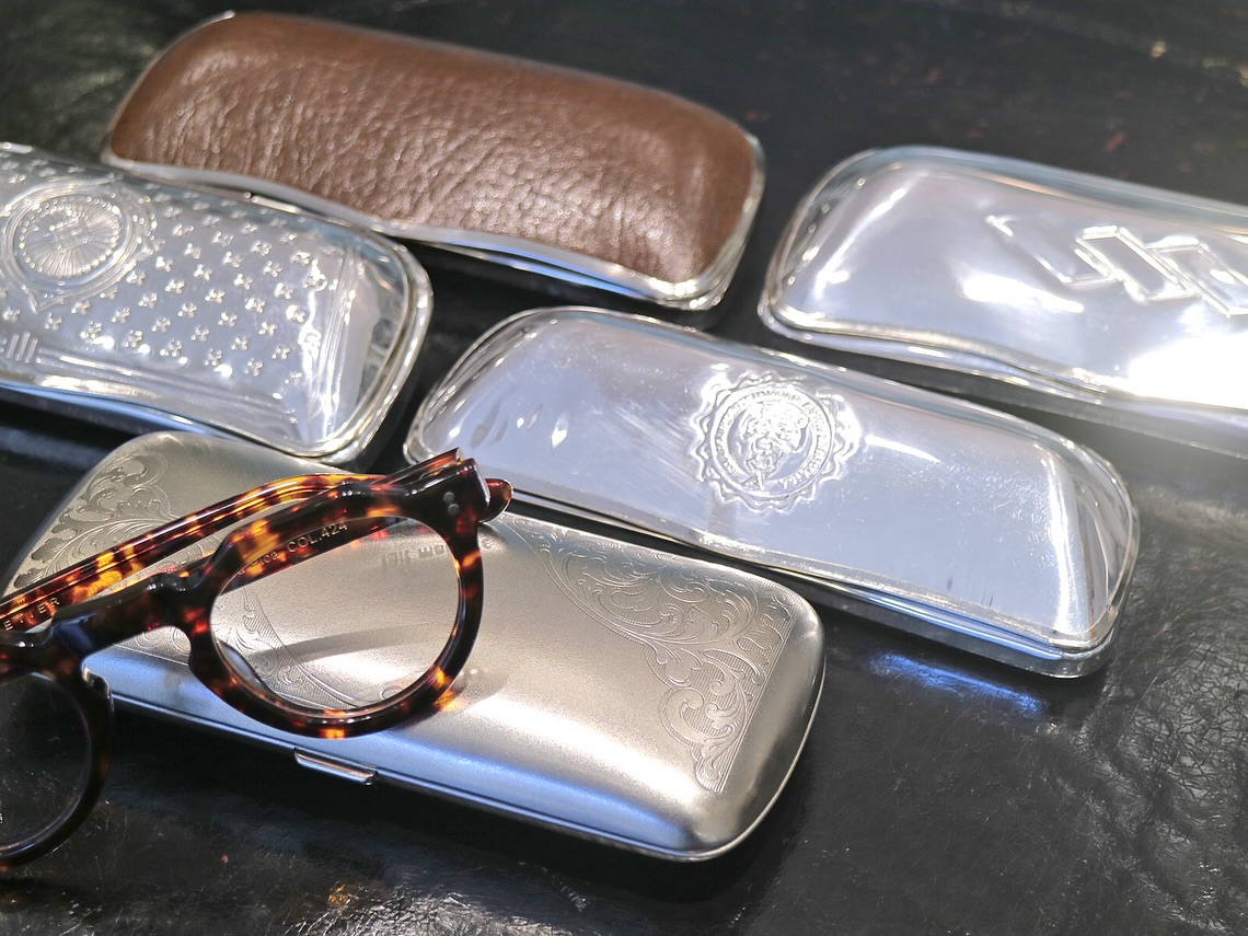 【拘りの最高級ケース】
brand: REINHOLD KÜHN

ドイツの老舗 眼鏡ケースブランドREINHOLD KÜHN(ラインホルトキューン)から大変美しい眼鏡ケースが入荷いたしました。

REINHOLD KÜHN(ラインホルトキューン)は1910年創業。
すべての商品が熟練のマイスターによりハンドメイドで作られています。
その品質は折り紙つきでヨーロッパ各国の王室にも献上され、眼鏡フリークの中では知る人ぞ知る最高級眼鏡ケースブランドです。

当店に入荷のあったアイテムは、基本素材がアルミやスチール。
ケース外側には、手作業で立体的な意匠が施されたり、レザーが張り合わされています。
内側にはベルベット生地があしらわれ、見るも美しい工芸品といったところ。

華やかで洗練され、時代に流されない、とても洒落たデザインが魅力です。

是非、店頭にてお試しください。

商品について、DM・お電話・メールにてお気軽にお問い合わせください。

︎shop data︎
ボズュー麻布
最寄り駅 麻布十番駅
住所 106-0045
東京都港区麻布十番1-10-12 須田ビル1F
︎03-6230-9983
azabu@beauxyeux.jp


@beauxyeux_jiyugaoka