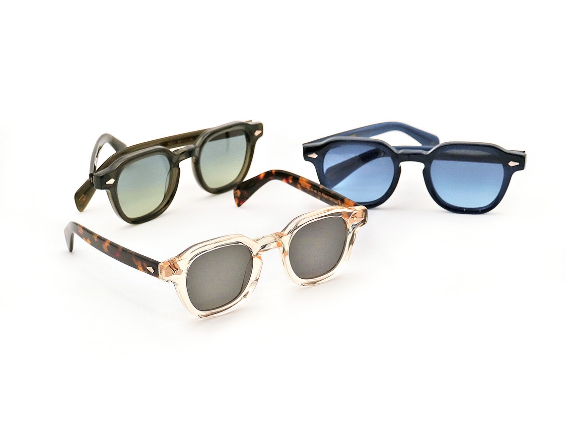 -【最新モデル入荷】
brand: MOSCOT
mod: DOLT 46 , DOLT 49
col: Flesh/Tortoise
col: Dark Green
col: Navy
.
110年を超える歴史を持つニューヨーク生まれの老舗アイウェアブランド、MOSCOT(モスコット)。
時代を彩る文化人やアーティストを魅了してきた古き良きデザインは、今もなお高い人気を博しています。

昨今人気の厚リム(厚みのあるフレーム)が入荷いたしました。
トップの直線が特徴的で、クラウンパントのような存在感のウェリントンシェイプに、厚みのあるフロントを掛け合わせた、フレンチテイストな新型DOLT。

厚手のイタリアンアセテート素材を使用し、ダイヤ型リベットはゴールドカラーを採用。
レンズの位置を後面に寄せてセットされた"テレビジョンカット"にする事で、立体的な雰囲気に。
＊テレビジョンカット…昔のブラウン管テレビのような、レンズが奥まりリムが丸く立った配置のデザイン。

テンプルは薄く作られ、重みを感じにくい装用時のバランスまで考慮。
厚みはあるものの丸みを帯びた磨き落としの為、強くなり過ぎず、ジェンダーレスで年代問わずかけていただけます。
もちろん眼鏡としてもお使いいだけます。
.
.
その他モデルも多数ご用意しております。
画像の商品以外についてもお気軽にお問い合わせください
.

#ボズュー麻布 
@beauxyeux_jiyugaoka