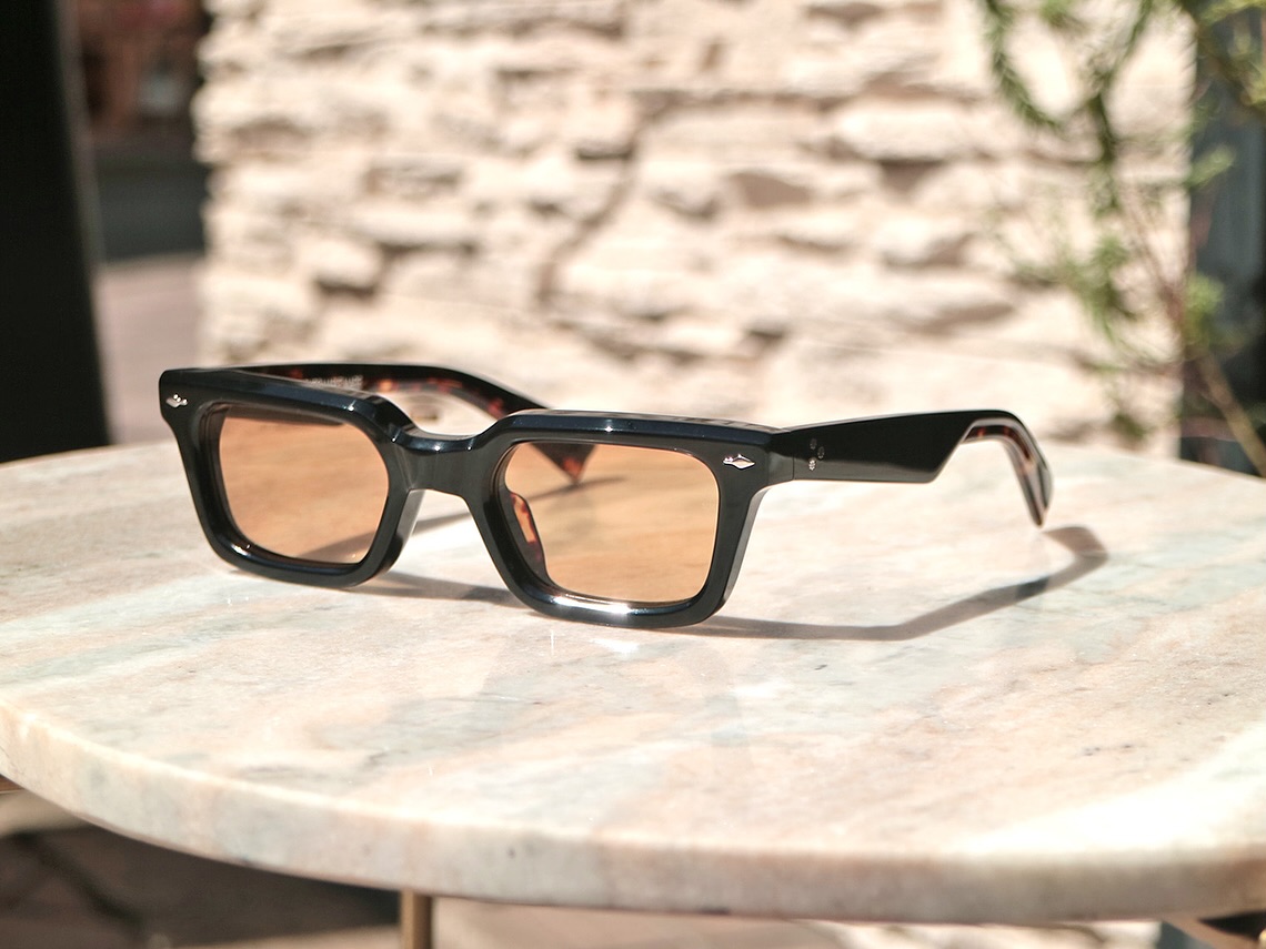 -【最新モデル入荷】
brand: JacquesMarieMage
mod: CASABLANCA
col: Noir
col: Sulfur
.
.
JacquesMarieMageから最新モデルが入荷してまいりました。
.
比較的コンパクトなサイズ感のスクエアデザインの新作フレームCASABLANCA。

新たなファッションや音楽が生まれた1990年代、ニルヴァーナやパールジャムなどインディーロックシーンから生まれたグランジと呼ばれるムーヴメント。
その頃にフォーカスしデザインされたレクタングルシェイプのCASABLANCAは、過ぎ去ったクラシックに落ち着かず、荒々しくエネルギッシュで華やかさがあるアイテム。

サイズは49-23。
メガネとしての使用もおすすめです。

近年力強い太めデザインが多かったJMMですが、このようなデザインを待っていた方も多いはず。
間違いないデザイン、是非お早めにお試しください。
.
.
.
店頭にその他モデルも多数入荷しておりますので、是非お手に取ってお試しください。
今後も注目モデルなどをご紹介して参りますのでお楽しみに。
.
.
︎shop data︎
::: ボズュー麻布 :::
最寄り駅 麻布十番駅
5b出口から徒歩約1分
住所 106-0045
東京都港区麻布十番1-10-12須田ビル1F
︎03-6230-9983
azabu@beauxyeux.jp
.

#ジャックマリーマージュ 
#ボズュー麻布 
@beauxyeux_jiyugaoka