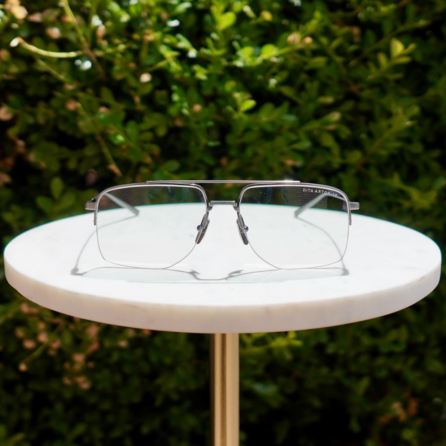 brand:  DITA
model: ARTOA.13
col:Antique Silver

「彫刻されたシンプルさ」を掲げたARTOA.13。

超軽量のチタンで作る事によって視覚的な重量を軽減しながら、建築のシルエットを増幅する洗練されたハーフリム構造を備えています。

サングラスでも眼鏡でもお使いいただける形、サイズ感です。

とてもかっこいいです。
是非お試しください。

商品に関するお問い合わせはDM、お電話、メールでも受付しておりますのでお気軽に問い合わせください。

?shop data?
最寄り駅 自由か?丘
正面口出口から歩いて約５分て?す。
住所 152-0035
東京都目黒区自由か?丘1-16-13ヒルス?自由か?丘1F
?03-5731-6612
info＠beauxyeux.jp

ARTOA.13's motto is "sculpted simplicity."

Made from ultra-lightweight titanium, it features a sophisticated half-rim structure that amplifies the architectural silhouette while reducing visual weight.

The shape and size make it suitable for both sunglasses and eyeglasses.

It's very cool.
Please give it a try.

For product inquiries, please feel free to contact us via direct mail, phone, or email.

? shop information?
SHOP beauxyeux Jiyugaoka
ZIPCODE 152-0035
1F Hills Jiyugaoka 1-16-13
Jiyugaoka Meguro-ku Tokyo JAPAN
?+81-35731-6612
info@beauxyeux.jp

#自由か?丘 
#ホ?ス?ュー自由か?丘



@beauxyeux_azabu
@beauxyeux_jiyugaoka 
@ditaeyewear