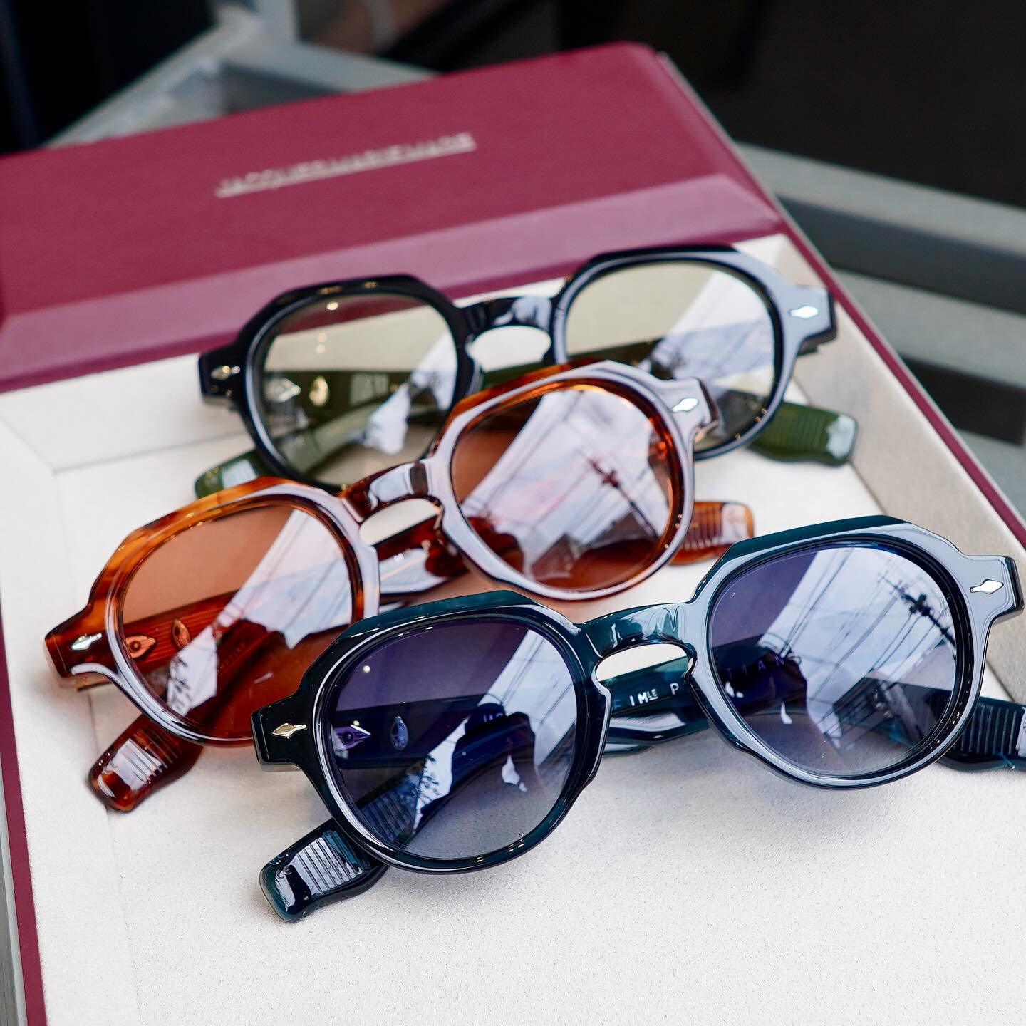 brand:JACQUES MARIE MAGE
model:PONTIAN
col:Indigo,Bourbon,Cobra

JACQUES MARIE MAGEより新型のクラウンパントシェイプ『PONTIAN』が入荷しました！

JacquesMarieMageらしさのある多面的なカッティングとテレビジョンカットによる立体感が存分に堪能できる新作です。

46?23と小ぶりなサイズ感。

見れば見るほど魅力的な『PONTIAN』。
是非店頭にてお試しください。

商品に関するお問い合わせはDM、お電話、メールでも受付しておりますのでお気軽に問い合わせください。

?shop data?
最寄り駅 自由か?丘
正面口出口から歩いて約５分て?す。
住所 152-0035
東京都目黒区自由か?丘1-16-13ヒルス?自由か?丘1F
?03-5731-6612
info＠beauxyeux.jp

The new crown-panto shape "PONTIAN" has arrived from JACQUES MARIE MAGE! 

This new piece allows you to fully enjoy the multifaceted cutting that is characteristic of JacquesMarieMage and the three-dimensional effect created by the television cut. 

It has a petite size of 46?23. 

The more you look at it, the more attractive the "PONTIAN" becomes. 
Come try it in store. 

Please feel free to contact us with any product inquiries via direct mail, phone, or email.

? shop information?
SHOP beauxyeux Jiyugaoka
ZIPCODE 152-0035
1F Hills Jiyugaoka 1-16-13
Jiyugaoka Meguro-ku Tokyo JAPAN
?+81-35731-6612
info@beauxyeux.jp



#自由か?丘 
#ホ?ス?ュー自由か?丘



@beauxyeux_azabu
@beauxyeux_jiyugaoka 
@jacquesmariemage