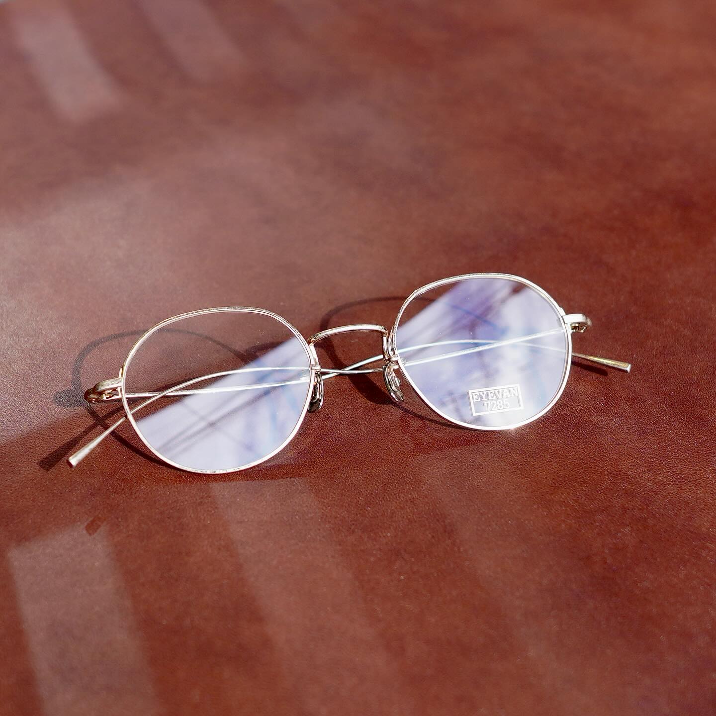 brand:EYEVAN7285
model:1011
col:819

独特なニュアンスのある玉型は手書きのスケッチの不安定な線をそのまま忠実にデータ化したもの。

ディテールで特に印象的なのはブリッジとクリングスアームをロウ付けしたパーツ。
それぞれ複雑な線を描いて形作られ、2つのパーツが一体化することにより適正な強度を確保できるという新たに考案した仕組みとなってます。

見る角度によって様々な曲線が交差する構築的な設計が面白い1本です。

是非店頭にてお試しください。

商品に関するお問い合わせはDM、お電話、メールでも受付しておりますのでお気軽に問い合わせください。

?shop data?
最寄り駅 自由か?丘
正面口出口から歩いて約５分て?す。
住所 152-0035
東京都目黒区自由か?丘1-16-13ヒルス?自由か?丘1F
?03-5731-6612
info＠beauxyeux.jp

The uniquely nuanced lens shape was created by faithfully digitizing the unstable lines of a hand-drawn sketch.

A particularly impressive detail is the brazed bridge and cling arm.

Each is shaped using intricate lines, and by combining the two parts, a newly devised system is achieved to ensure the appropriate strength.

This lens has an interesting architectural design, with various curves intersecting depending on the viewing angle.

Please come and try them out in store.

We also accept product inquiries via direct mail, phone, and email, so please feel free to contact us.

? shop information?
SHOP beauxyeux Jiyugaoka
ZIPCODE 152-0035
1F Hills Jiyugaoka 1-16-13
Jiyugaoka Meguro-ku Tokyo JAPAN
?+81-35731-6612
info@beauxyeux.jp

#自由か?丘 
#ホ?ス?ュー自由か?丘



@beauxyeux_azabu
@beauxyeux_jiyugaoka 
@eyevan_official