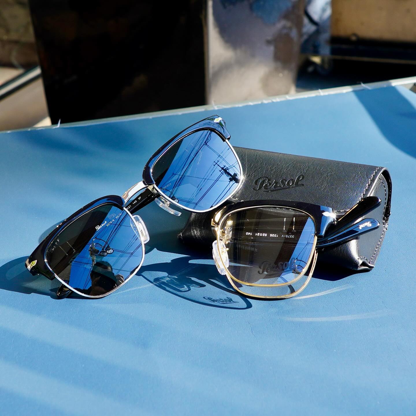 brand: Persol
model: 3375
col:1225,95/58

ペルソールよりサーモントブロウの折りたたみアイウェアが入荷しました！

サイズ感、ブロウ部分のセルの厚みともにバランスが良いです。

サングラスのものにはガラスレンズの偏光レンズが入っておりますので、そのまま使用できます。

ケースもコンパクトなので、持ち運びには最適です。
是非店頭にてお試しください。

?商品に関するお問い合わせはDM、お電話、メールでも受付しておりますのでお気軽に問い合わせください。

?shop data?
最寄り駅 自由か?丘
正面口出口から歩いて約５分て?す。
住所 152-0035
東京都目黒区自由か?丘1-16-13ヒルス?自由か?丘1F
?03-5731-6612
info＠beauxyeux.jp

Persol's Thermont Brow folding eyewear is now in stock! 

The size and the thickness of the brow cells are well-balanced. 

The sunglasses have polarized glass lenses, so you can wear them as is. 

The case is compact, making them perfect for carrying around. 

Come and try them out in-store. 

?If you have any product inquiries, please feel free to contact us via DM, phone, or email.

? shop information?
SHOP beauxyeux Jiyugaoka
ZIPCODE 152-0035
1F Hills Jiyugaoka 1-16-13
Jiyugaoka Meguro-ku Tokyo JAPAN
?+81-35731-6612
info@beauxyeux.jp

#自由か?丘 
#ホ?ス?ュー自由か?丘



@beauxyeux_azabu
@persol