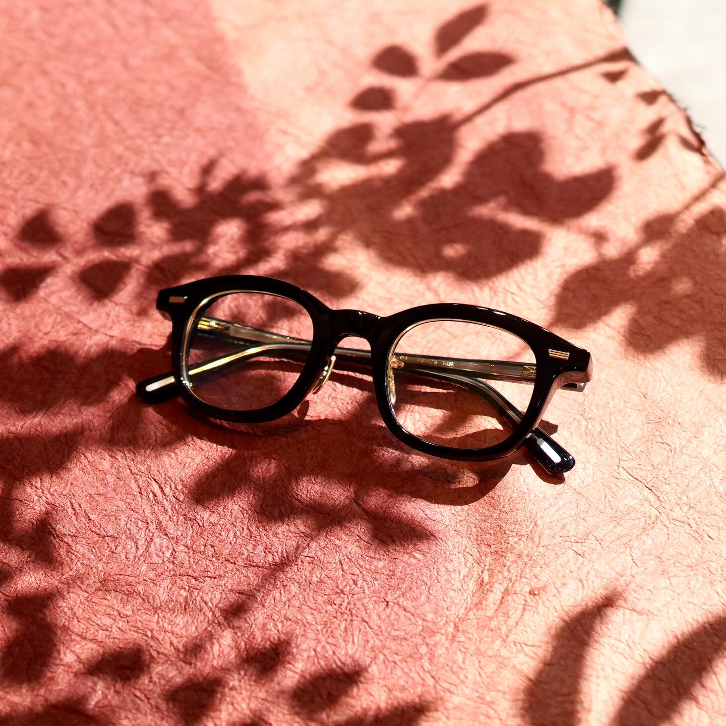 brand: YUICHITOYAMA:5
model: BASTILLE
col:01

当店でも人気のYUICHITOYAMA:5がようやく再入荷しましたのでご紹介します！

「BASTILLE」は、「SURFACE」をキーワードに、湖の水面を想起させるフラットなブローラインと、チューブのような丸みをおびたアンダーリムの造形美が特徴です。

私も個人的に愛用してますが、掛け心地、造形美、顔馴染み、全てを取っても最高の一本だと思います。

是非直接ご覧いただき試して頂きたいです。
デザイナーの外山氏のこだわりと情熱を感じていただけると思います。

?YUICHI TOYAMA.のプレミアムシリーズである「YUICHI TOYAMA:5」は眼鏡の産地・福井県鯖江の5人の凄腕クラフトマンと協業し、究極の技術とデザインを掛け合わせて作られています。

?商品に関するお問い合わせはDM、お電話、メールでも受付しておりますのでお気軽に問い合わせください。

?shop data?
最寄り駅 自由か?丘
正面口出口から歩いて約５分て?す。
住所 152-0035
東京都目黒区自由か?丘1-16-13ヒルス?自由か?丘1F
?03-5731-6612
info＠beauxyeux.jp

Our popular YUICHI TOYAMA:5 series is finally back in stock, so we'd like to introduce it to you!

"BASTILLE" is based on the keyword "SURFACE," and is characterized by a flat browline reminiscent of the surface of a lake and a beautiful, rounded, tube-like under-rim design.

I personally wear these glasses and think they are the best in terms of comfort, aesthetic beauty, and look.

I encourage you to come and see them in person and try them on.
I'm sure you'll be able to feel the designer, Mr. Toyama's, dedication and passion.

?YUICHI TOYAMA:5, a premium series from YUICHI TOYAMA., is created in collaboration with five skilled craftsmen in Sabae, Fukui Prefecture, a region known for its eyewear, combining the ultimate in technology and design.

?For product inquiries, please feel free to contact us via DM, phone, or email.

? shop information?
SHOP beauxyeux Jiyugaoka
ZIPCODE 152-0035
1F Hills Jiyugaoka 1-16-13
Jiyugaoka Meguro-ku Tokyo JAPAN
?+81-35731-6612
info@beauxyeux.jp

#自由か?丘 
#ホ?ス?ュー自由か?丘



@beauxyeux_azabu
@yuichi_toyama_official
@ateliercinq_toyama